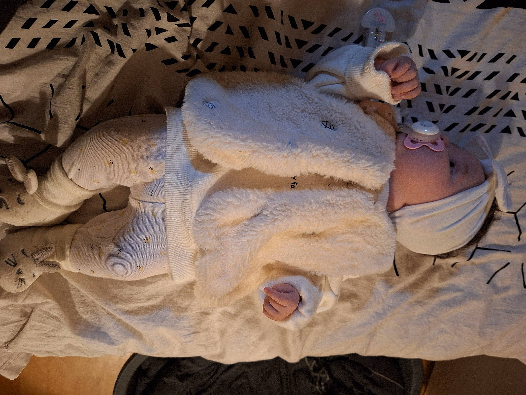 Railey a rejoint le concours — aidez-le/la à gagner de superbes lots ! art, artifact, carving, glove, linens, paper, pattern, peach, person, plaster, relief, rock, sand, sculpture, sleeve, statue, stone_carving, visual_arts, wood