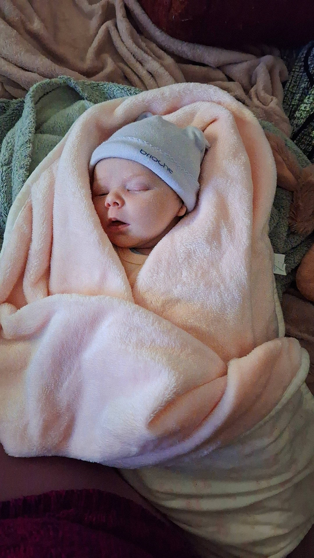 Railey a rejoint le concours — aidez-le/la à gagner de superbes lots ! baby, child, comfort, linens, peach, person, thumb, toddler