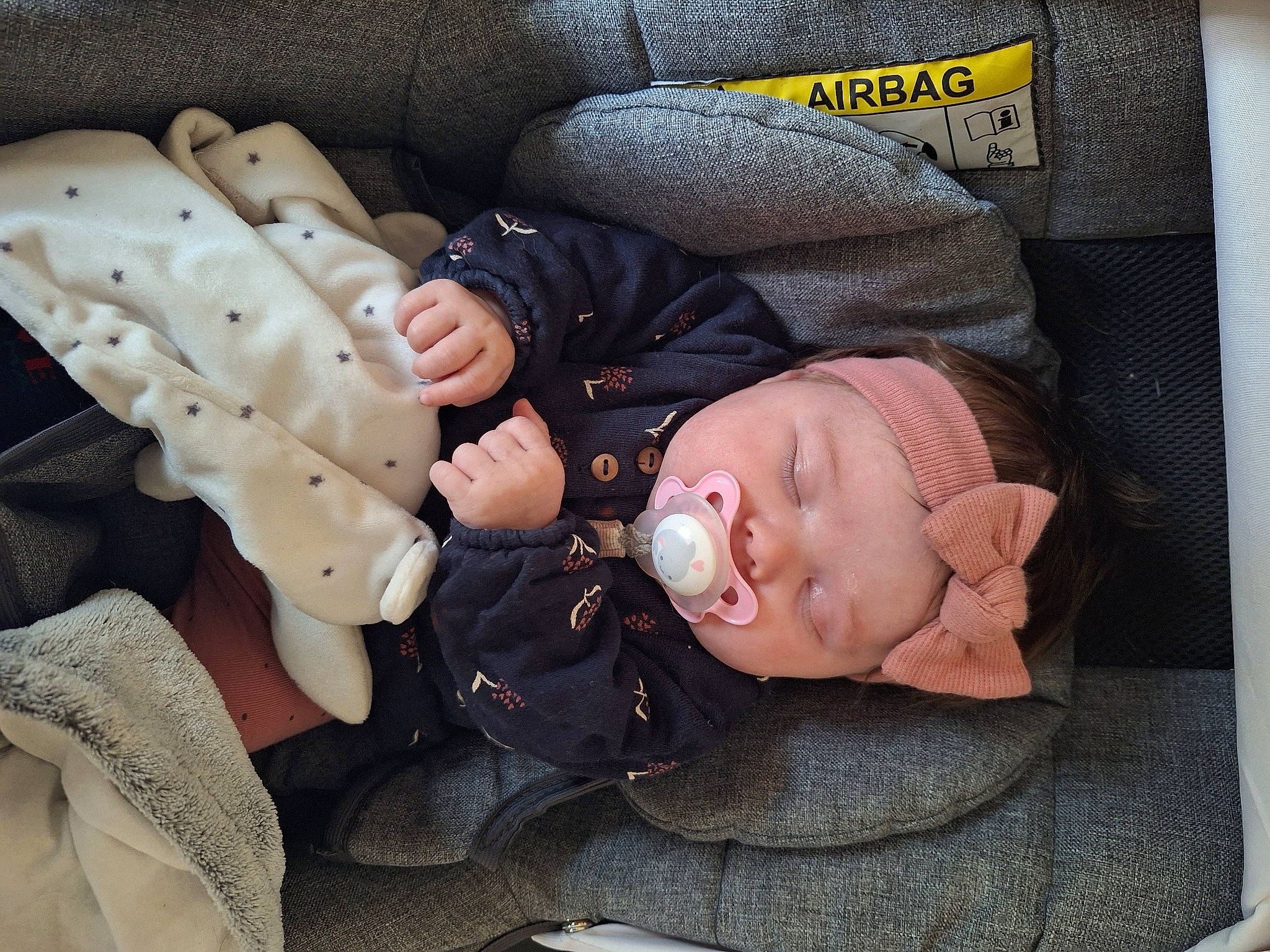 Railey a rejoint le concours — aidez-le/la à gagner de superbes lots ! auto_part, baby, baby_carriage, baby_products, baby_sleeping, baby_toddler_clothing, car_seat, child, comfort, doll, finger, nail, pattern, person, sitting, skin, sleeve, thumb, toddler, toy