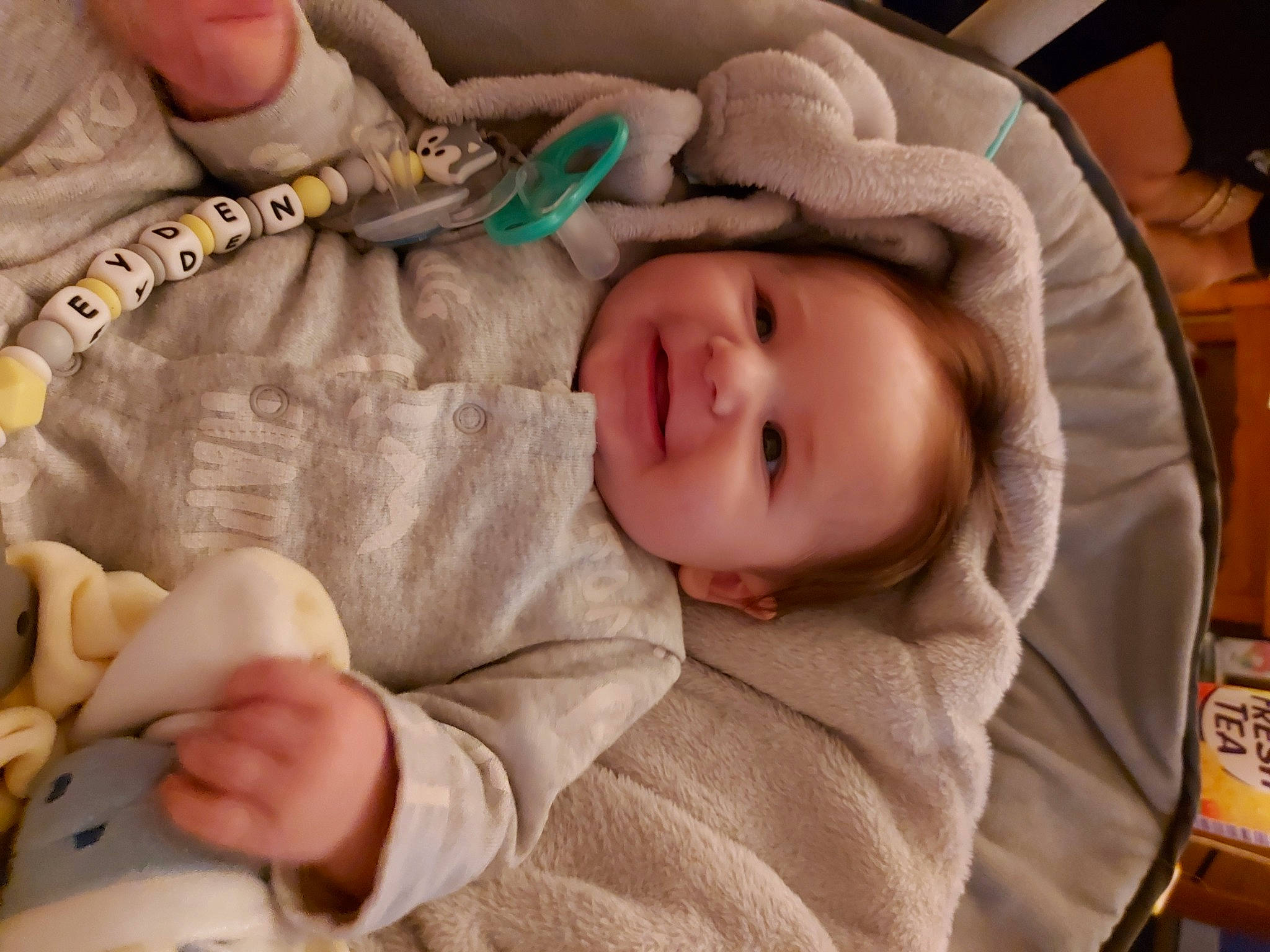 Eyden a rejoint le concours — aidez-le/la à gagner de superbes lots ! baby, baby_products, baby_toddler_clothing, cheek, child, comfort, eyelash, finger, gesture, hand, iris, joy, mouth, nail, nose, person, product, skin, smile, thumb