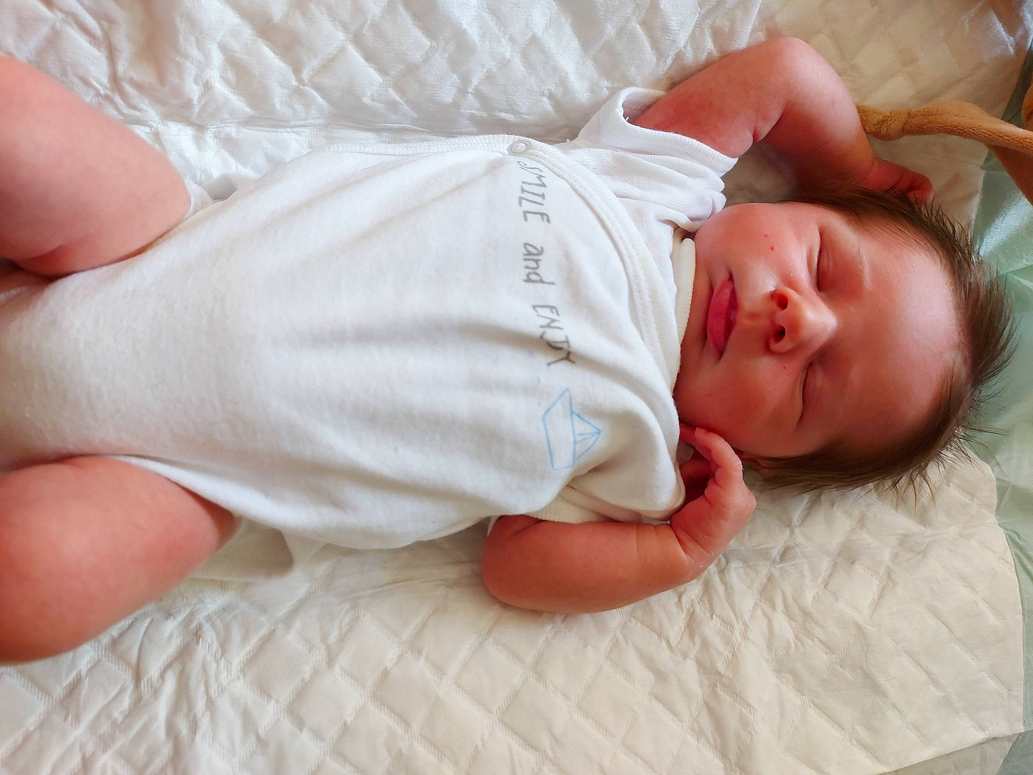 Eyden a rejoint le concours — aidez-le/la à gagner de superbes lots ! baby, baby_products, baby_sleeping, baby_toddler_clothing, bed_sheet, bedding, bedtime, child, comfort, finger, foot, gesture, head, human_body, human_leg, linens, nail, person, skin, thumb