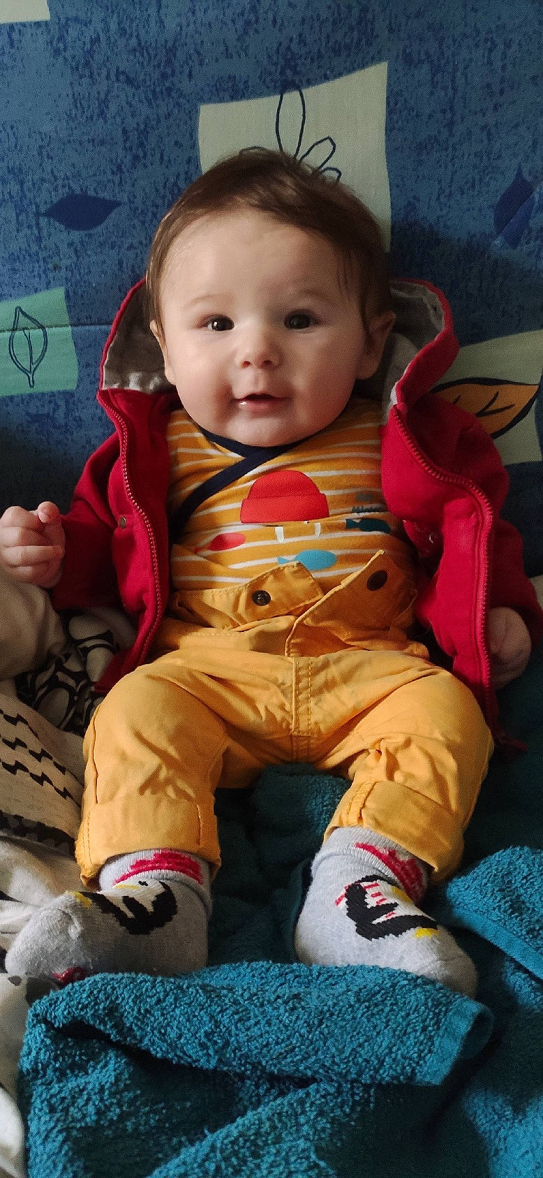 Eyden a rejoint le concours — aidez-le/la à gagner de superbes lots ! baby_toddler_clothing, cheek, chin, eye, face, facial_expression, finger, happy, head, human, iris, mouth, nose, orange, person, skin, sleeve, smile, standing, textile