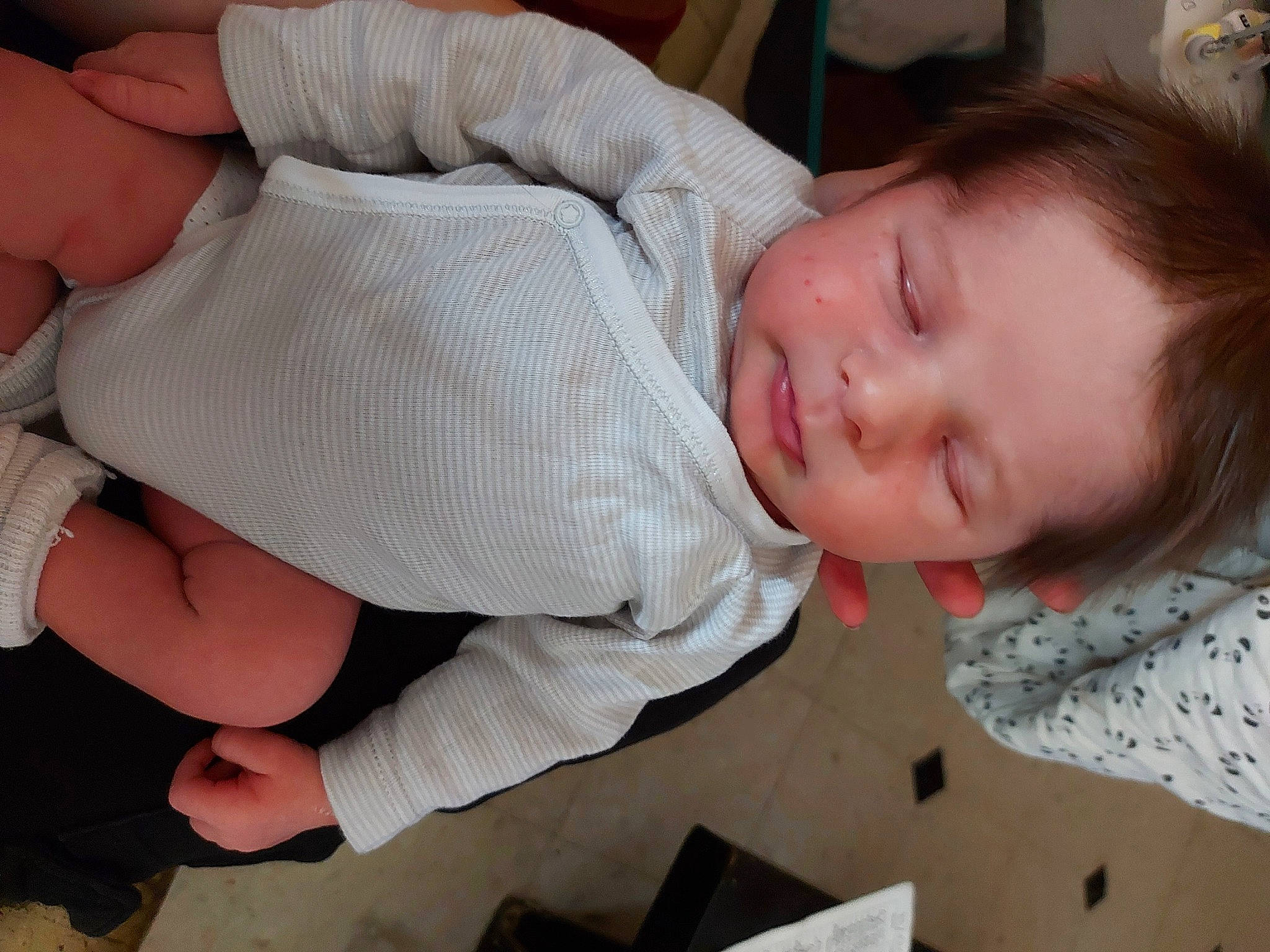 Eyden a rejoint le concours — aidez-le/la à gagner de superbes lots ! baby, baby_toddler_clothing, beauty, cheek, child, comfort, facial_expression, finger, gesture, human_body, mouth, nose, person, product, skin, sleeve, smile, thumb, toddler, tree