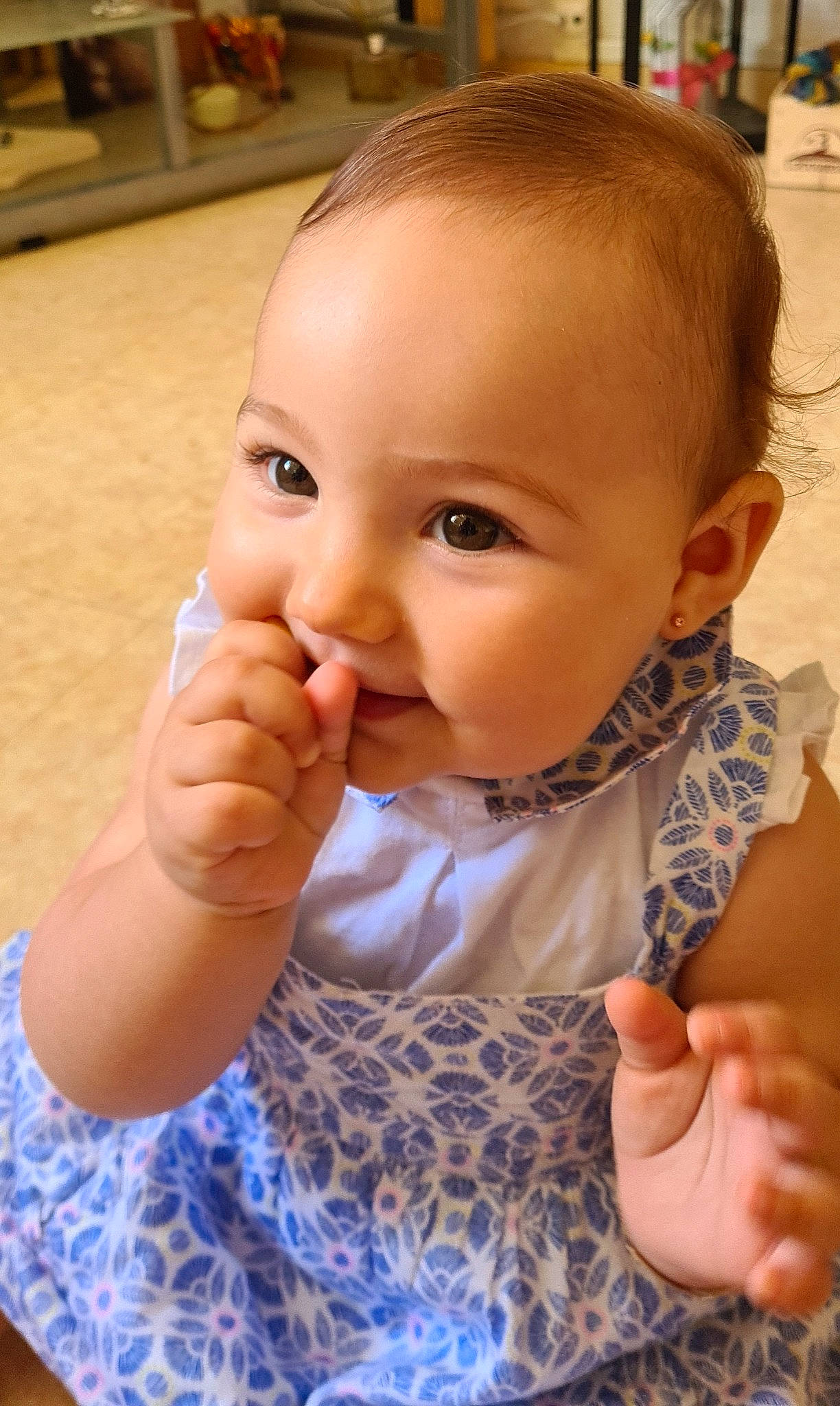 Alyana participe au concours pour gagner de l'argent avec cette photo : baby_toddler_clothing, cheek, chin, dress, ear, eyebrow, eyelash, finger, gesture, hand, head, iris, lip, mouth, neck, nose, person, skin, sleeve, thumb