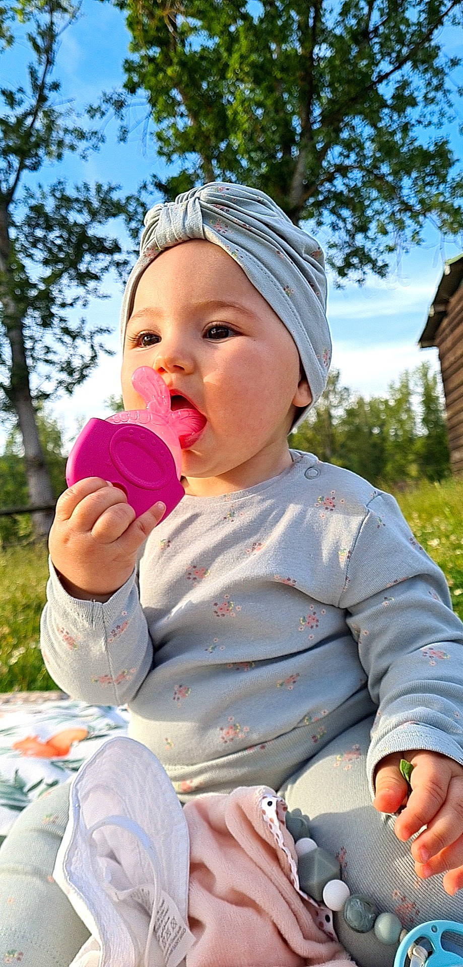 Alyana participe au concours pour gagner de l'argent avec cette photo : baby_toddler_clothing, cap, child, facial_expression, finger, fun, grass, happy, headgear, headwear, leisure, lip, nail, people_in_nature, person, pink, plant, recreation, skin, sky