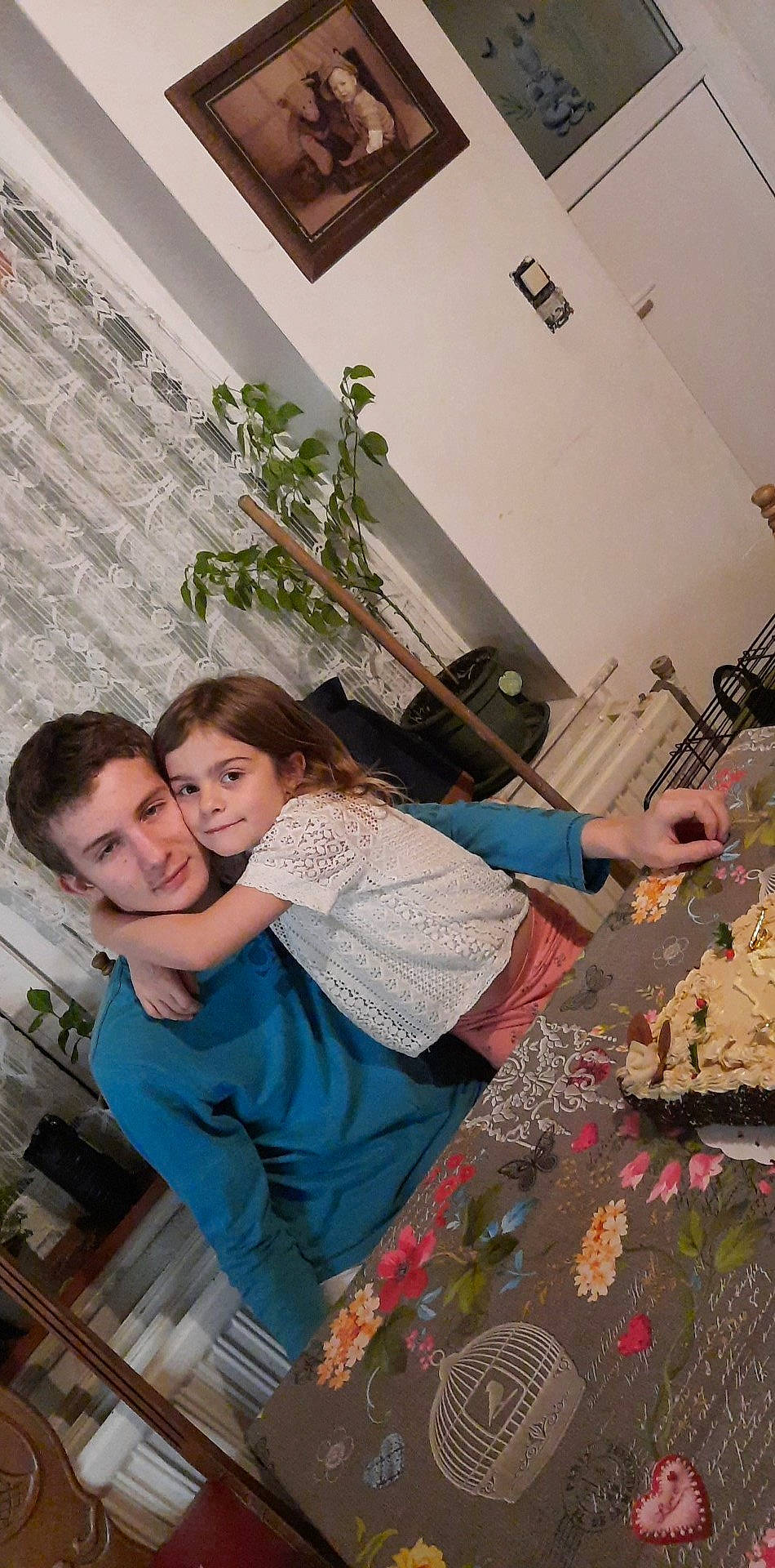 Julie participe au concours pour gagner de l'argent avec cette photo : child, event, flooring, fun, happy, holiday, hug, joy, kitchen, leisure, linens, living_room, party, person, plant, room, sitting, t_shirt, vacation, visual_arts