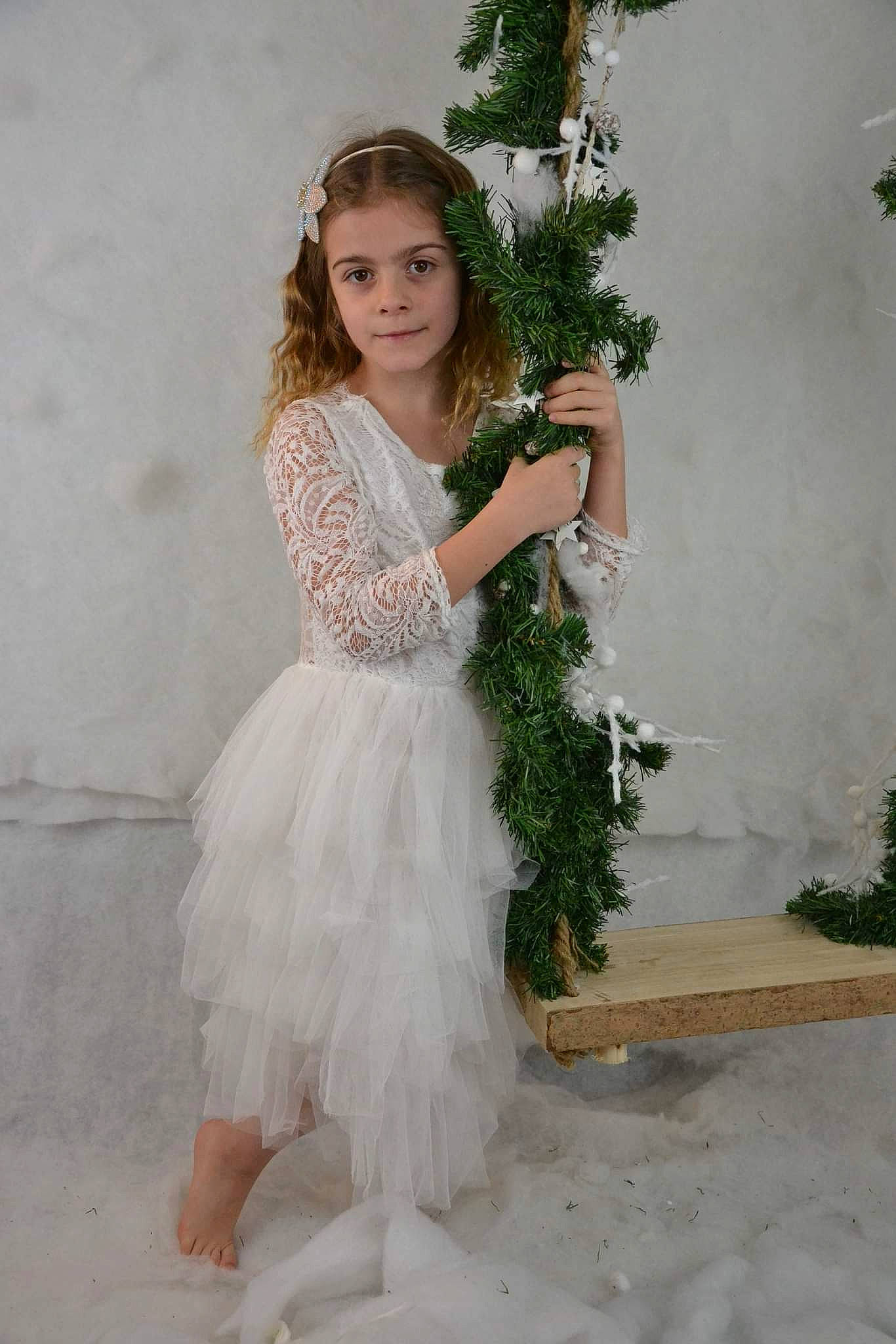 Julie a rejoint le concours — aidez-le/la à gagner de superbes lots ! arm, bridal_clothing, bridal_party_dress, day_dress, dress, embellishment, face, fashion_design, fashion_model, flash_photography, formal_wear, gown, hair, hand, happy, human_body, person, plant, trunk, waist