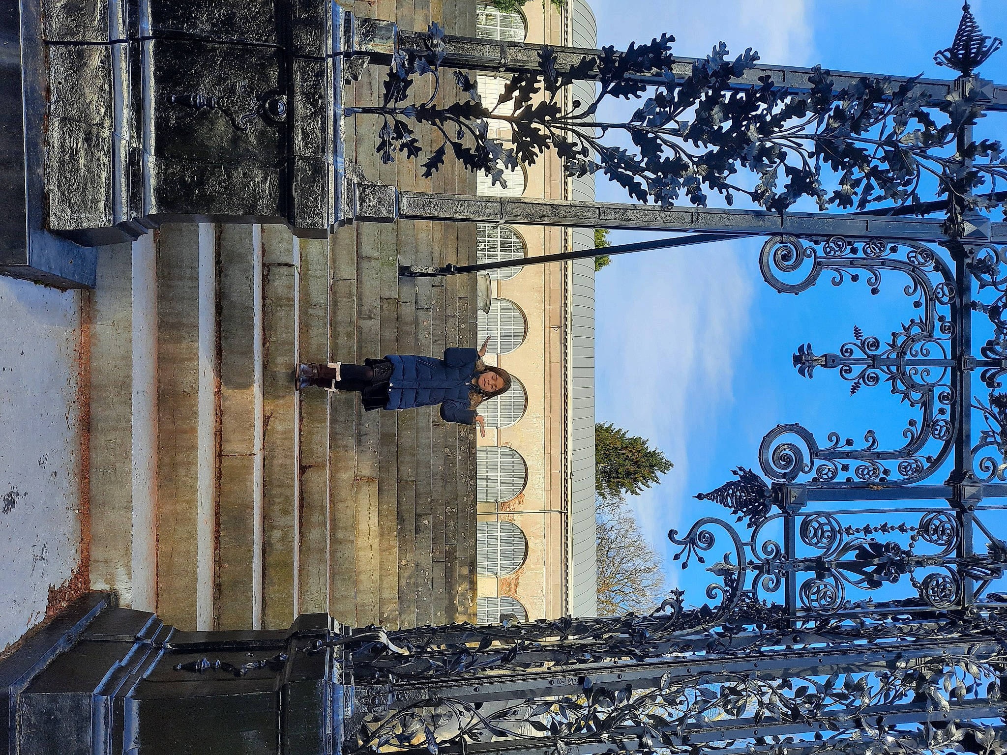 Julie a rejoint le concours — aidez-le/la à gagner de superbes lots ! art, blue, building, city, cloud, electric_blue, electrical_supply, electricity, facade, metal, person, reflection, sky, street_light, tints_and_shades, urban_design, visual_arts, water, window, wood