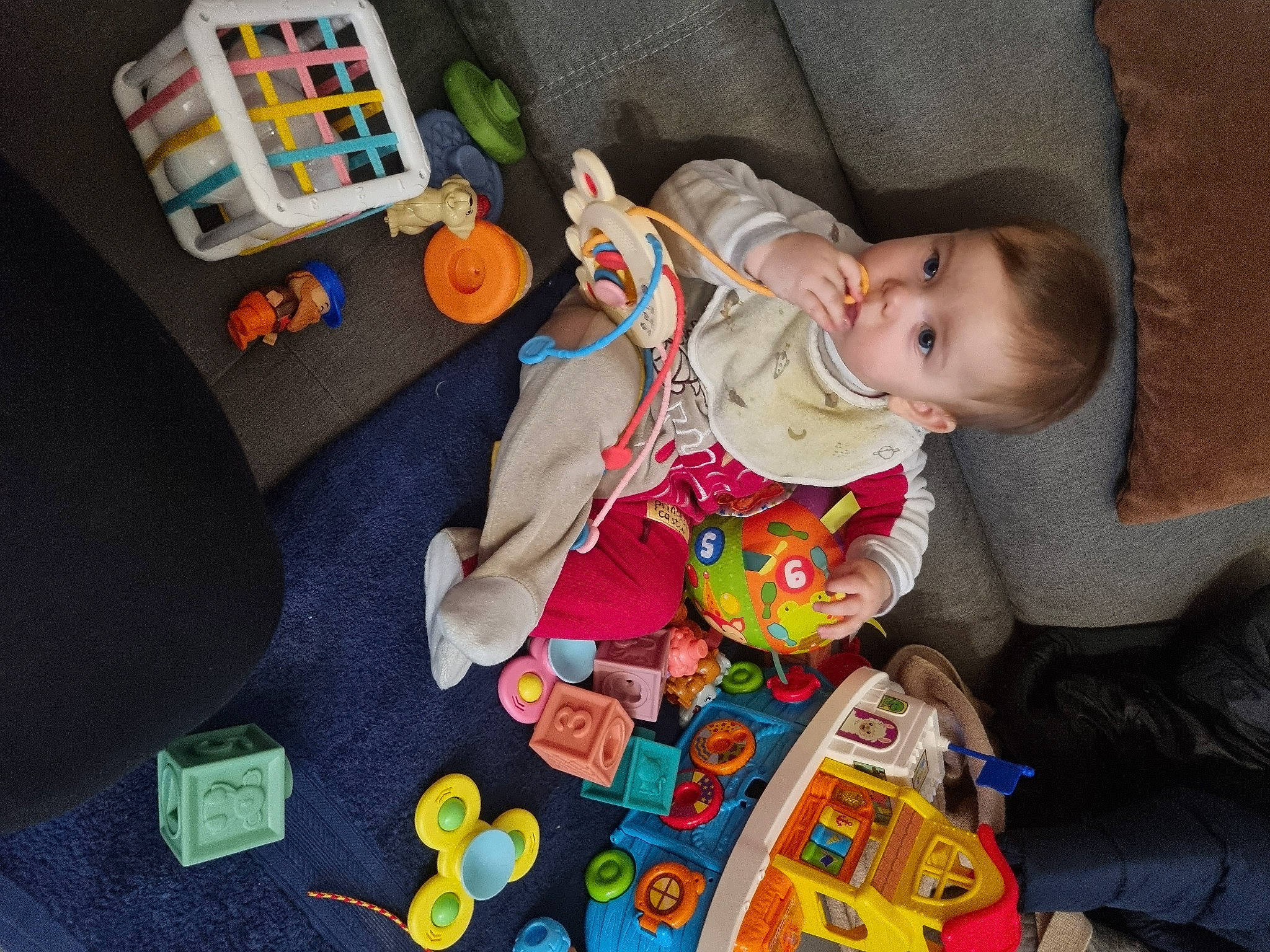 Lenny participe au concours pour gagner de l'argent avec cette photo : baby, baby_products, baby_toddler_clothing, baby_toys, cheek, child, comfort, fun, lap, person, play, room, sitting, stuffed_toy, toddler, toy, toy_vehicle