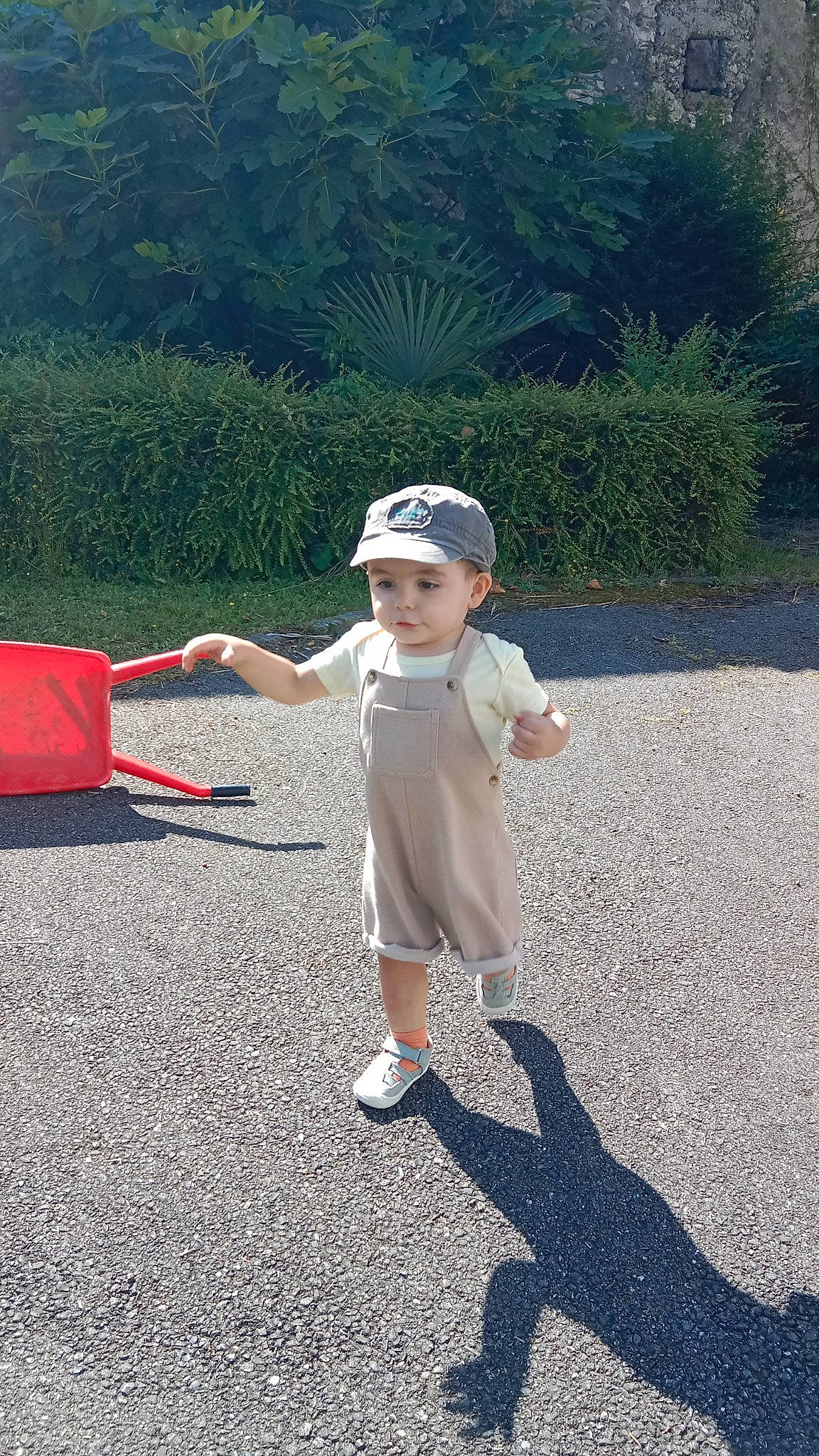 Mathys a rejoint le concours — aidez-le/la à gagner de superbes lots ! asphalt, baby, baby_toddler_clothing, child, fun, grass, hand, happy, hat, headwear, landscape, leisure, people_in_nature, person, plant, play, recreation, road, road_surface, toddler