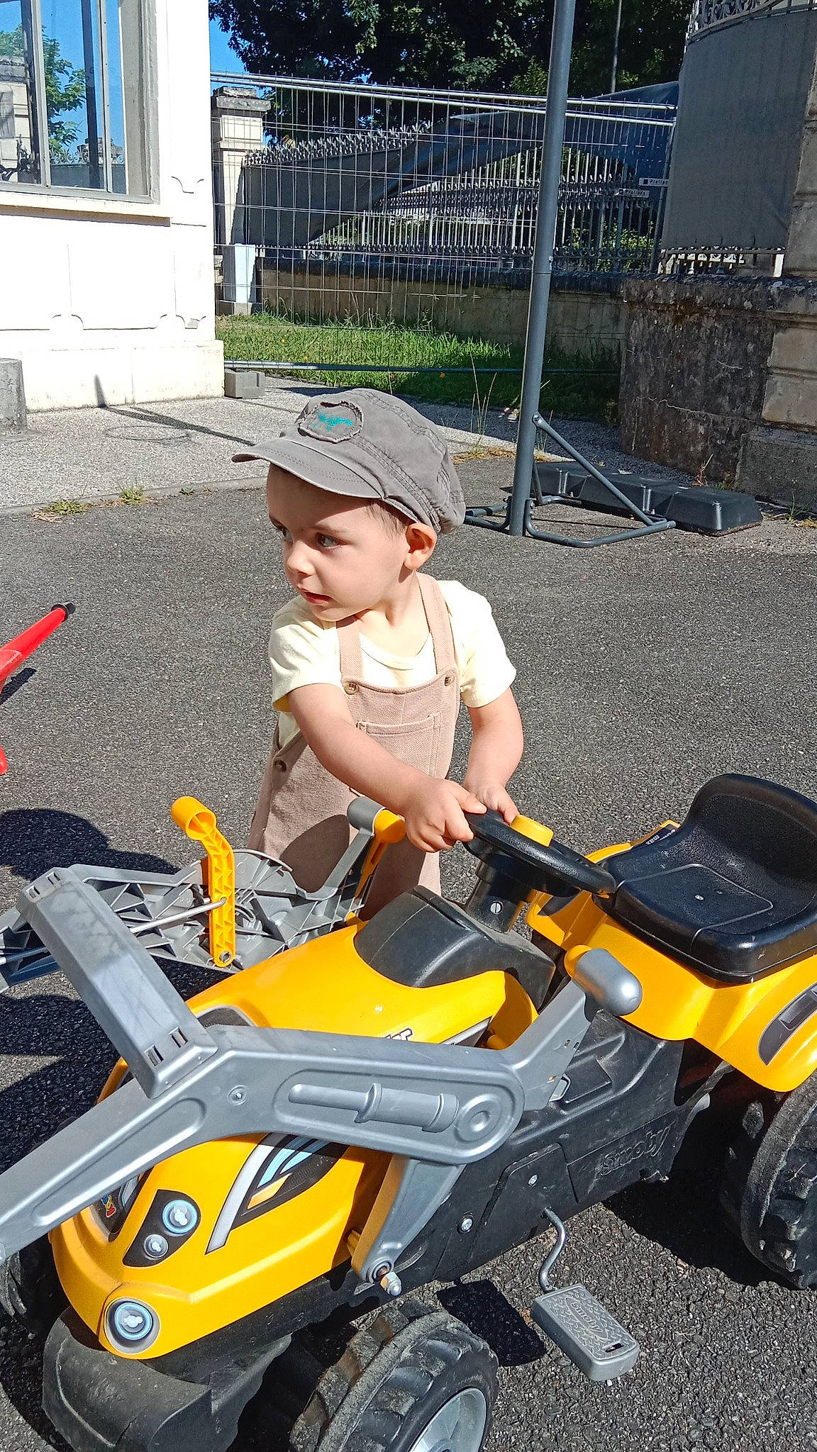 Mathys participe au concours pour gagner de l'argent avec cette photo : asphalt, automotive_design, automotive_exterior, automotive_lighting, automotive_tire, automotive_wheel_system, bumper, fender, headwear, land_vehicle, mode_of_transport, motor_vehicle, motorcycle, person, plant, sneakers, tire, toddler, vehicle, wheel