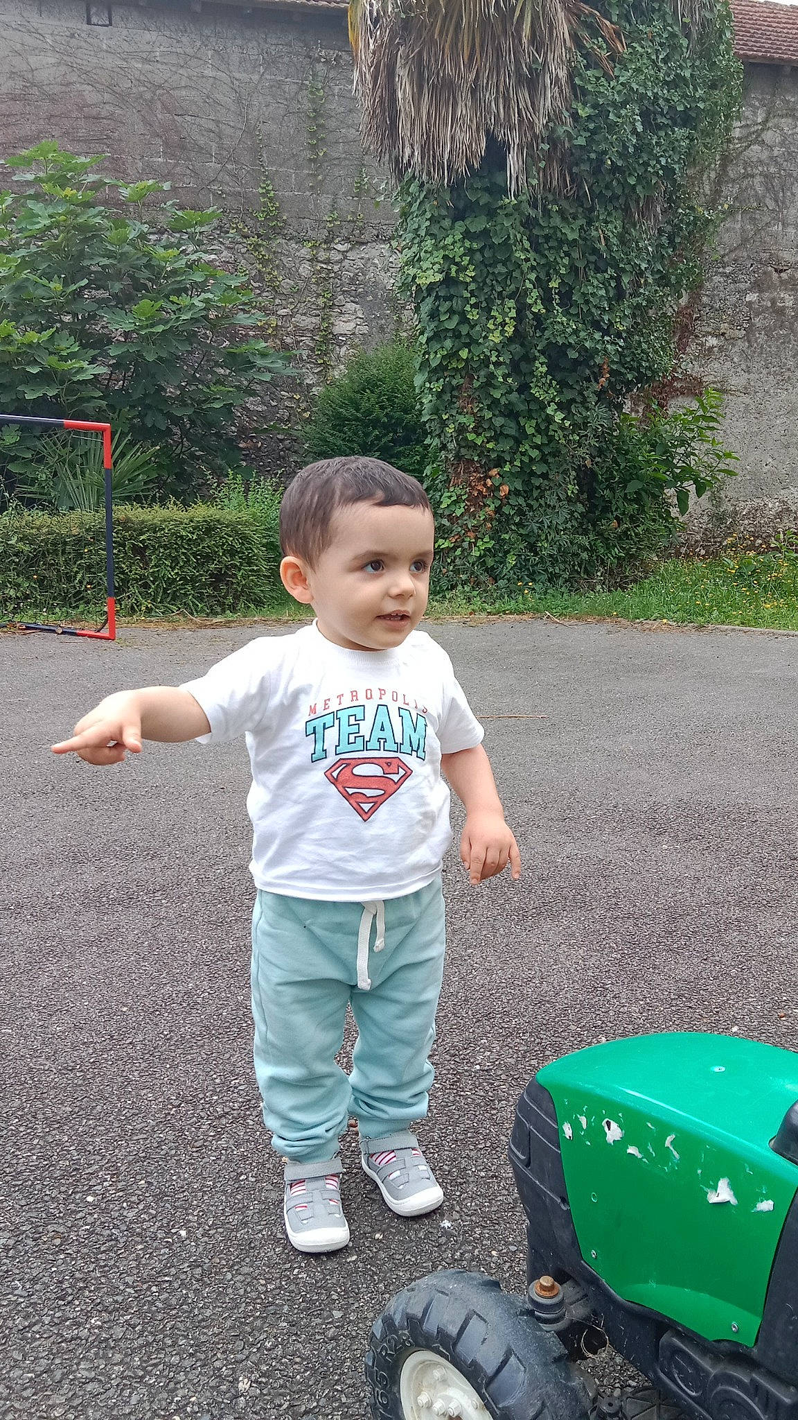 Mathys participe au concours pour gagner de l'argent avec cette photo : asphalt, baby_toddler_clothing, child, fun, grass, happy, leaf, leisure, people_in_nature, person, plant, play, recreation, road_surface, sleeve, soil, t_shirt, tire, toddler, walking