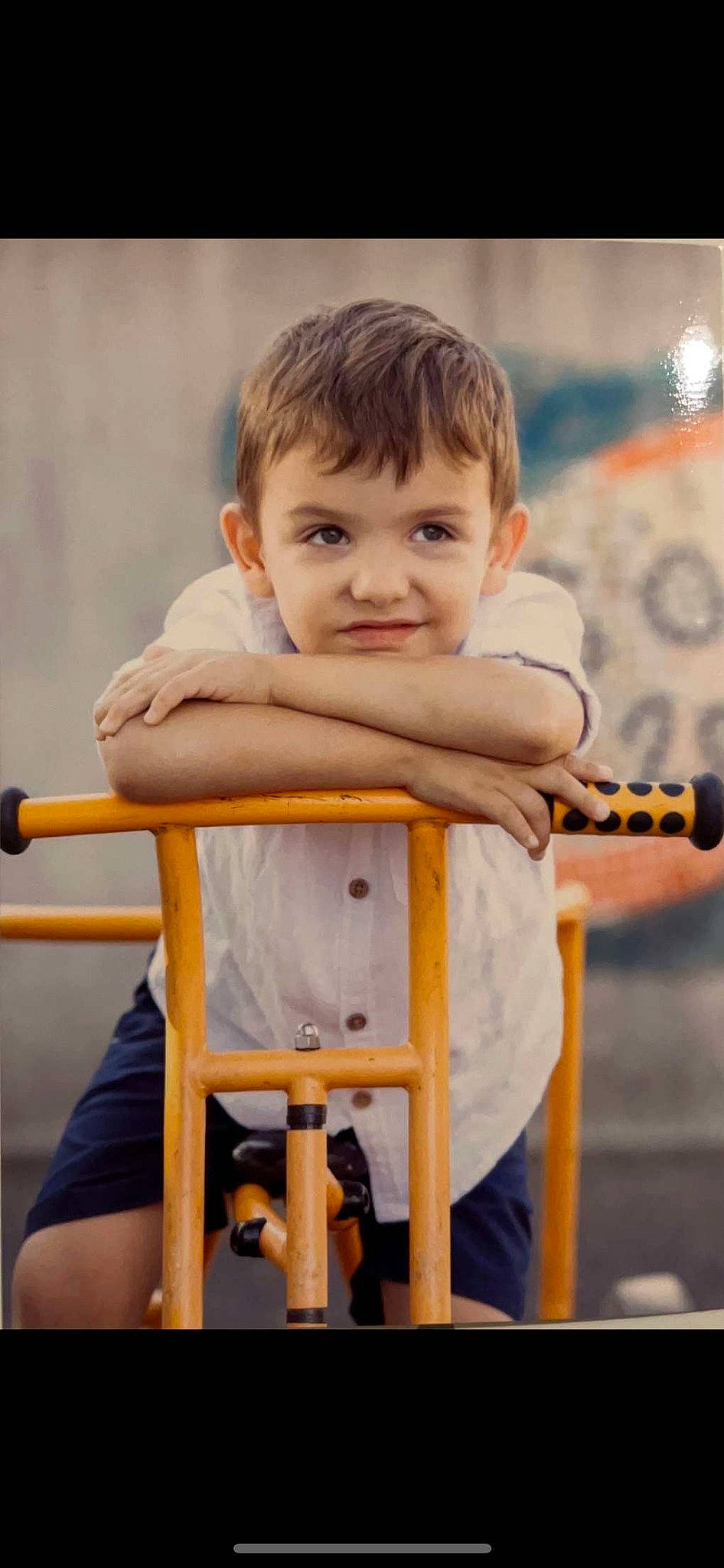 Kélyan a rejoint le concours — aidez-le/la à gagner de superbes lots ! baby, baby_products, baby_safety, baby_toddler_clothing, chair, child, comfort, face, fun, grass, happy, leisure, person, play, portrait_photography, shorts, sitting, sleeve, t_shirt, toddler