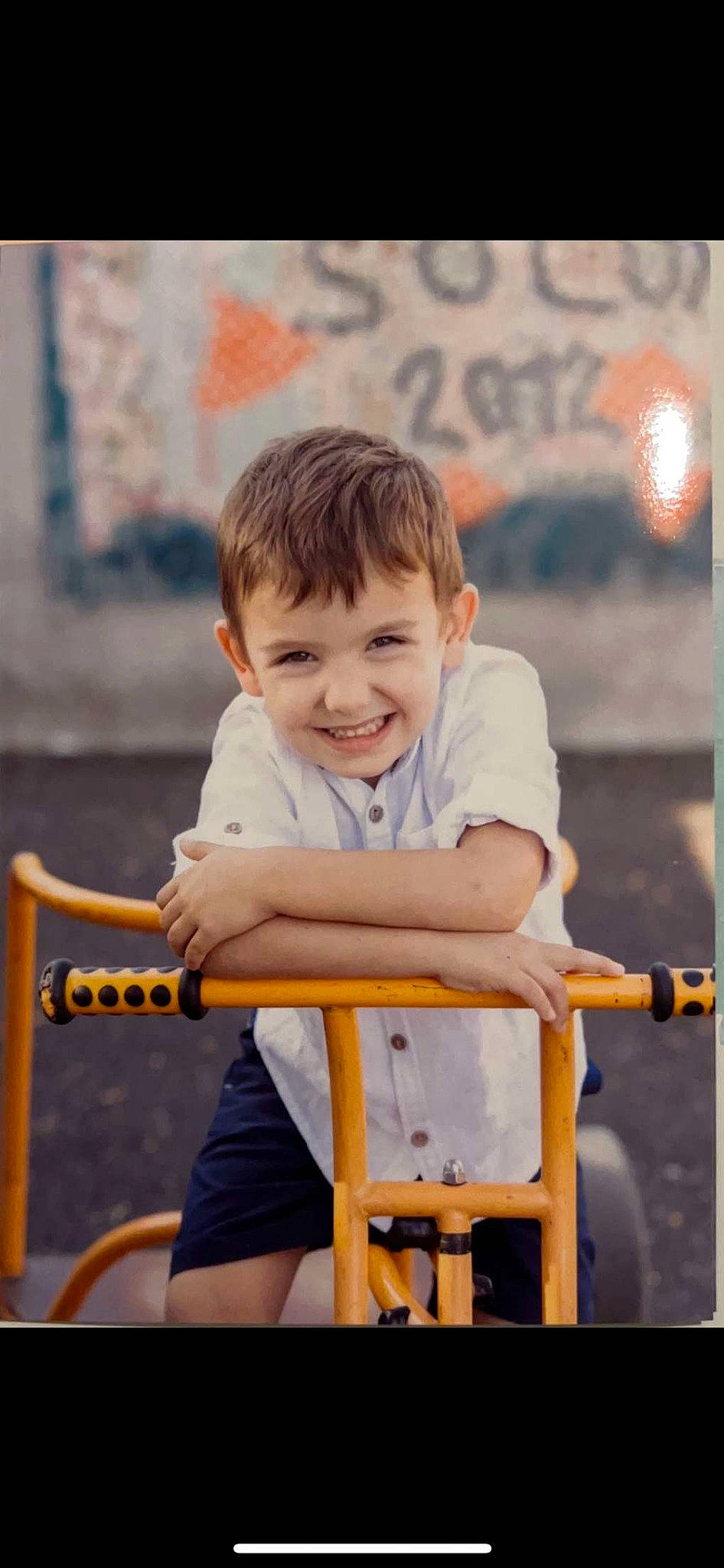 Kélyan a rejoint le concours — aidez-le/la à gagner de superbes lots ! baby, baby_toddler_clothing, child, fun, grass, hairstyle, happy, joy, leisure, orange, person, play, recreation, shorts, sitting, skin, sleeve, smile, t_shirt, toddler