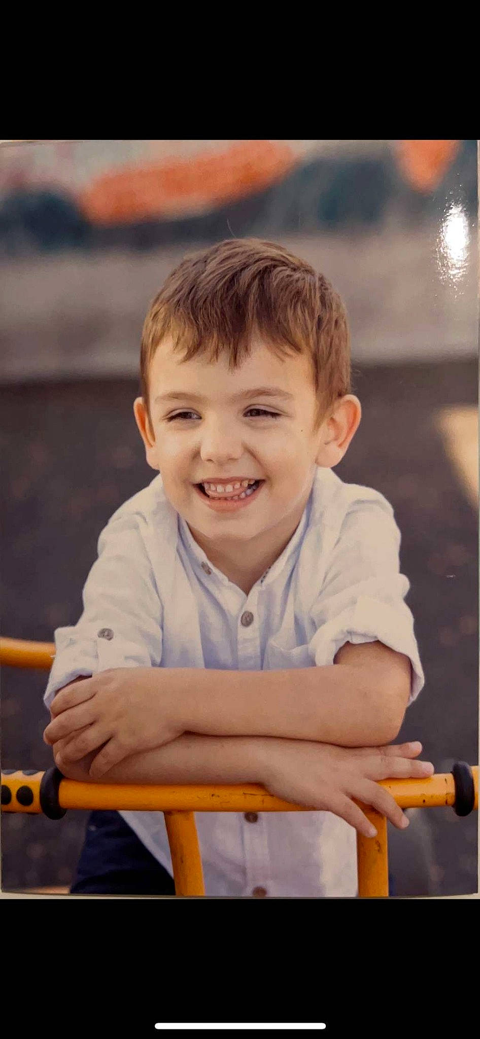 Kélyan participe au concours pour gagner de l'argent avec cette photo : cheek, child, chin, eye, flash_photography, fun, gesture, hand, happy, joy, laugh, leisure, person, play, recreation, sitting, skin, smile, t_shirt, thumb