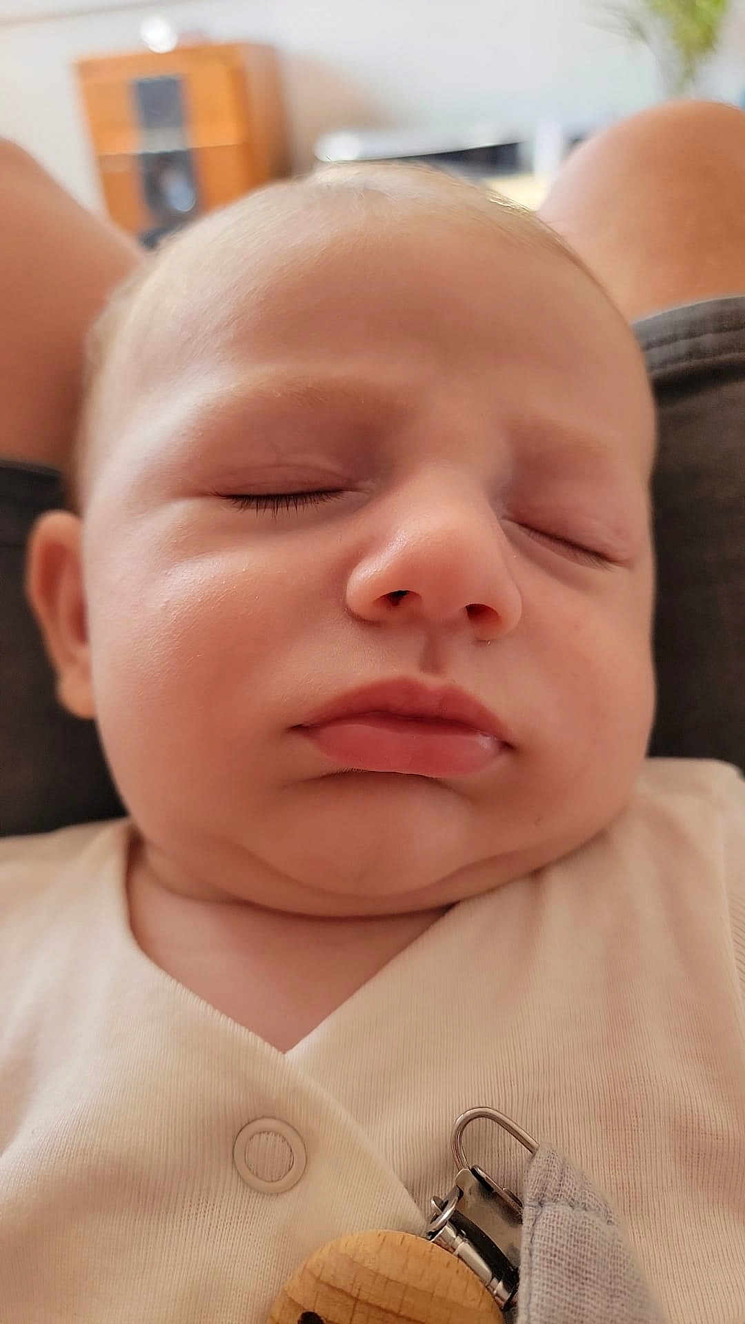 Gabin a rejoint le concours — aidez-le/la à gagner de superbes lots ! baby, sleeping, close_up, face, infant, peaceful, chubby_cheeks, white_clothing, pacifier_clip, indoor, soft_light, portrait, young_child, relaxed, skin, head, eyes_closed, mouth, person, cozy