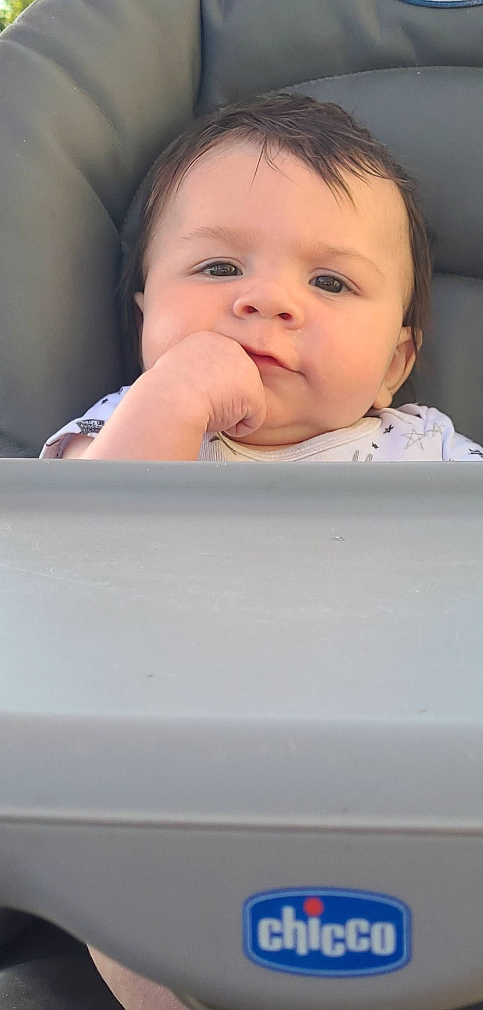 Mattia a rejoint le concours — aidez-le/la à gagner de superbes lots ! baby, baby_products, baby_toddler_clothing, cheek, child, comfort, eyebrow, eyelash, flash_photography, fun, happy, linens, lip, person, portrait_photography, room, sitting, skin, sleeve, smile