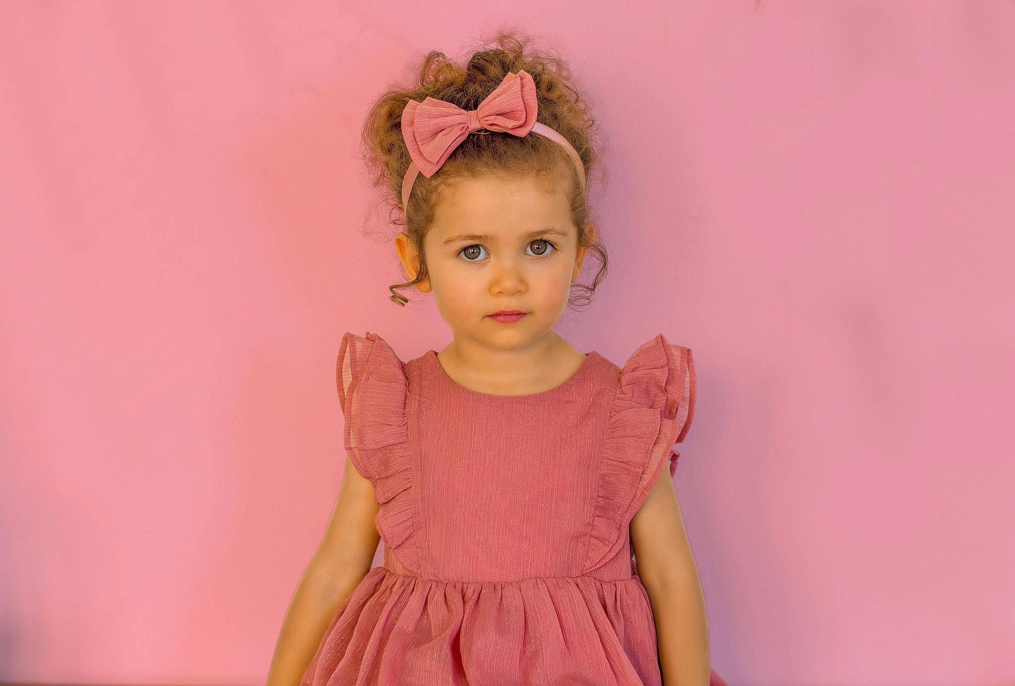 Lina participe au concours pour gagner de l'argent avec cette photo : brown_hair, cheek, child, child_model, clothing, dress, ear, face, hair, hair_accessory, hairstyle, head, headband, headpiece, long_hair, peach, person, pink, skin, textile