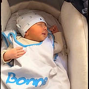 Jordan a rejoint le concours — aidez-le/la à gagner de superbes lots ! baby, sleeping, crib, blanket, hat, infant, cozy, child, cute, soft, peaceful, rest, toddler, clothing, indoors, comfort, nap, face, person, cute_outfit