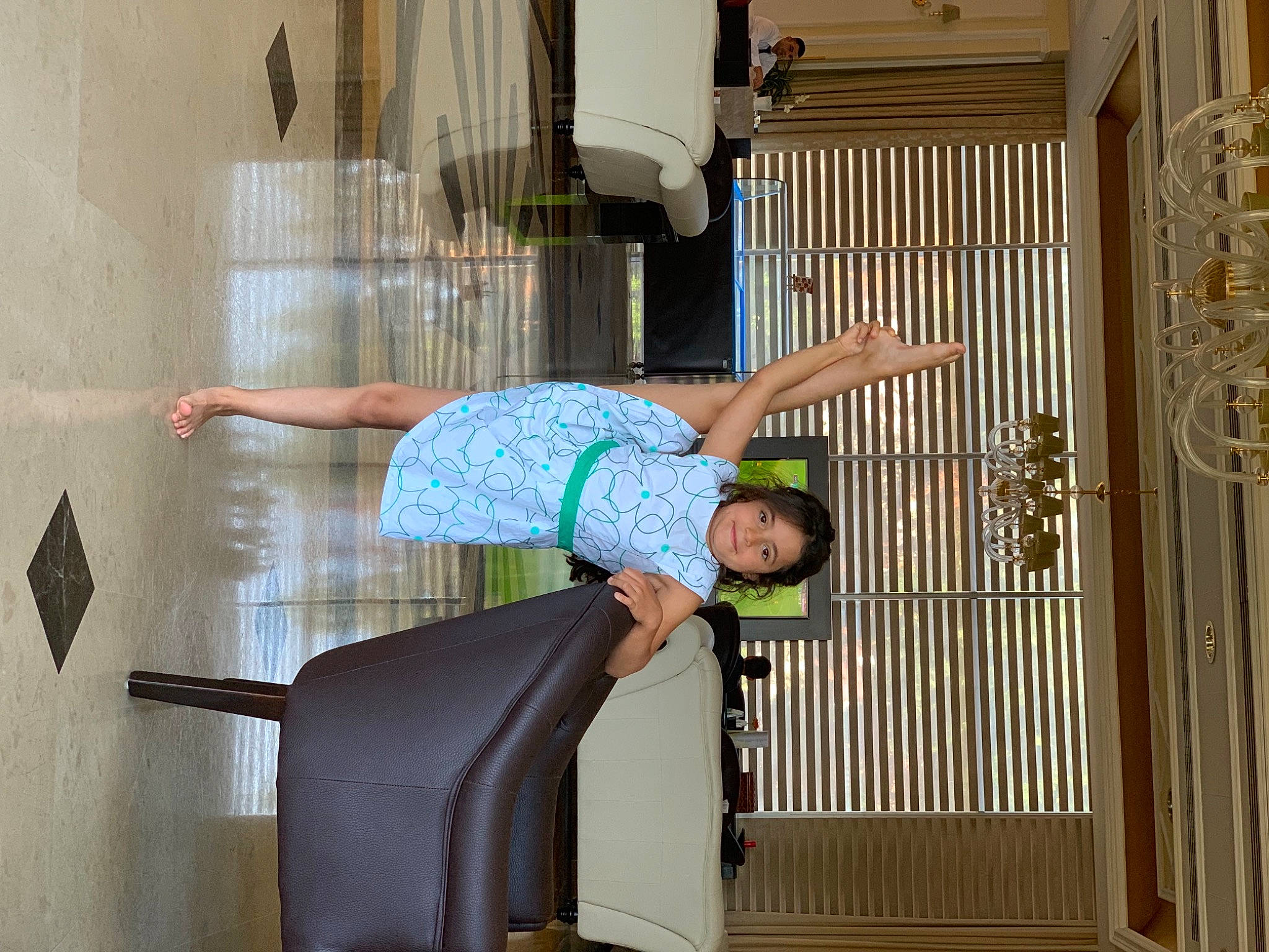 Helena a rejoint le concours — aidez-le/la à gagner de superbes lots ! balance, ceiling, cleanliness, door, elbow, engineering, flooring, hardwood, joy, metal, molding, pattern, person, room, stairs, steel, wood, wrist