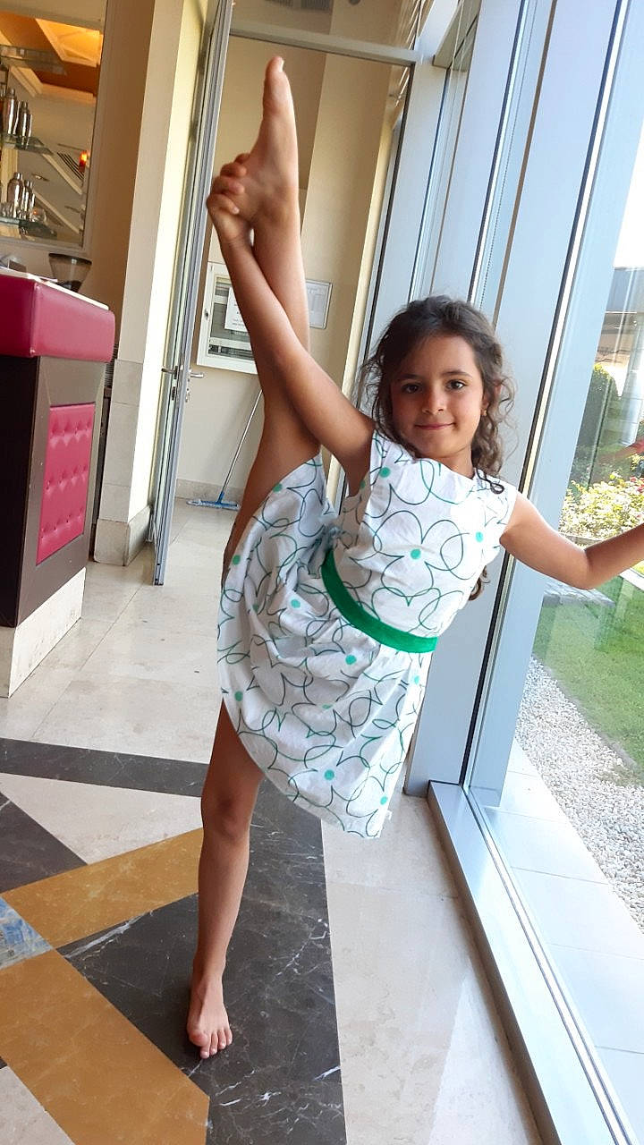 Helena a rejoint le concours — aidez-le/la à gagner de superbes lots ! barefoot, fashion, finger, floor, flooring, foot, fun, happy, human_leg, joint, joy, knee, leg, leisure, long_hair, muscle, person, shoulder, standing, thigh