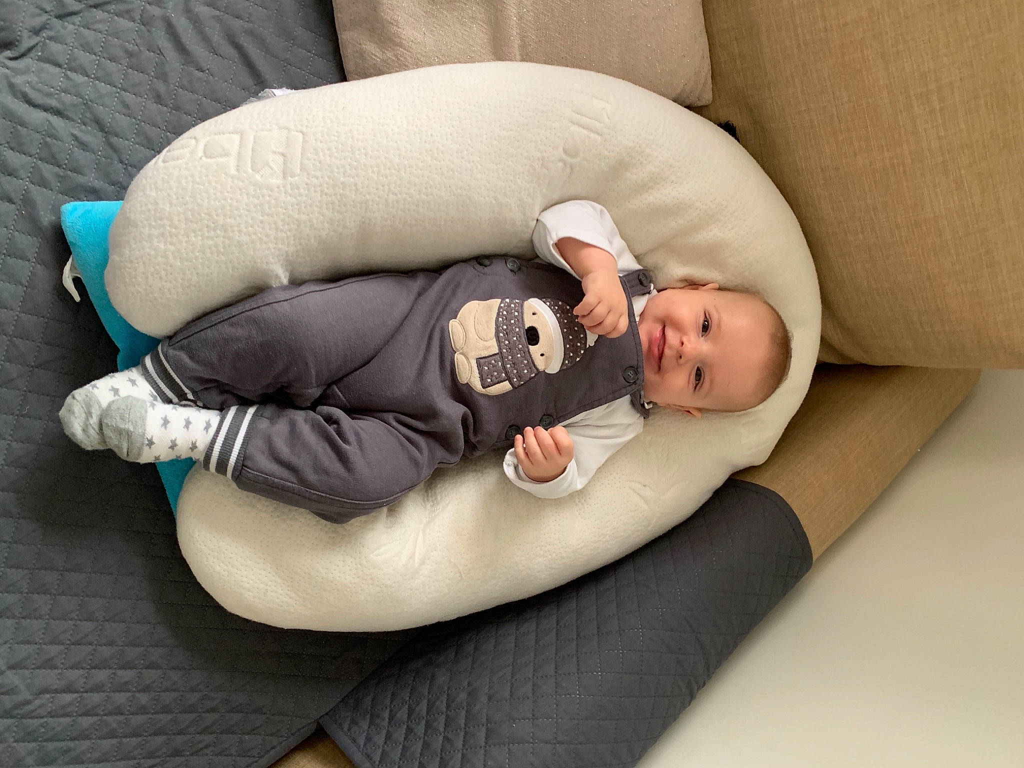 Mateï a rejoint le concours — aidez-le/la à gagner de superbes lots ! baby, baby_products, baby_sleeping, baby_toddler_clothing, child, comfort, couch, face, hand, human_body, joy, knee, lap, leg, linens, person, sitting, sleeve, sock, textile