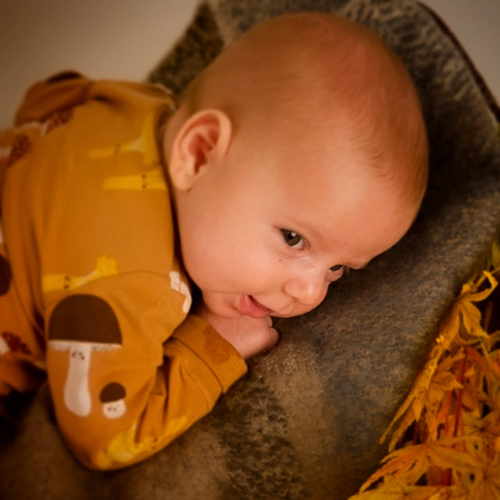 Mateï a rejoint le concours — aidez-le/la à gagner de superbes lots ! baby_products, blue, cheek, clothing, comfort, eye, face, finger, fun, grass, green, head, human, lip, people, person, product, room, sitting, stuffed_toy