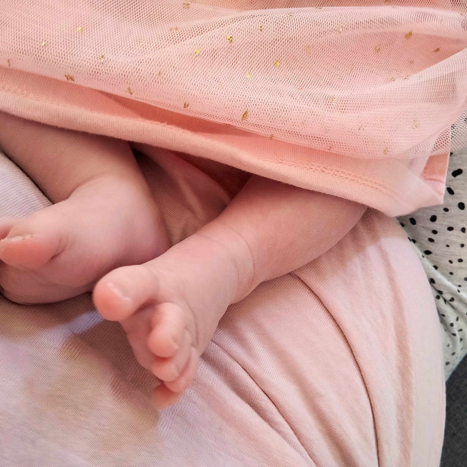 Lilas a rejoint le concours — aidez-le/la à gagner de superbes lots ! baby, baby_toddler_clothing, barefoot, child, comfort, fashion_accessory, finger, foot, gesture, hand, human_leg, linens, magenta, nail, peach, pink, sleeve, thumb, toddler, toe