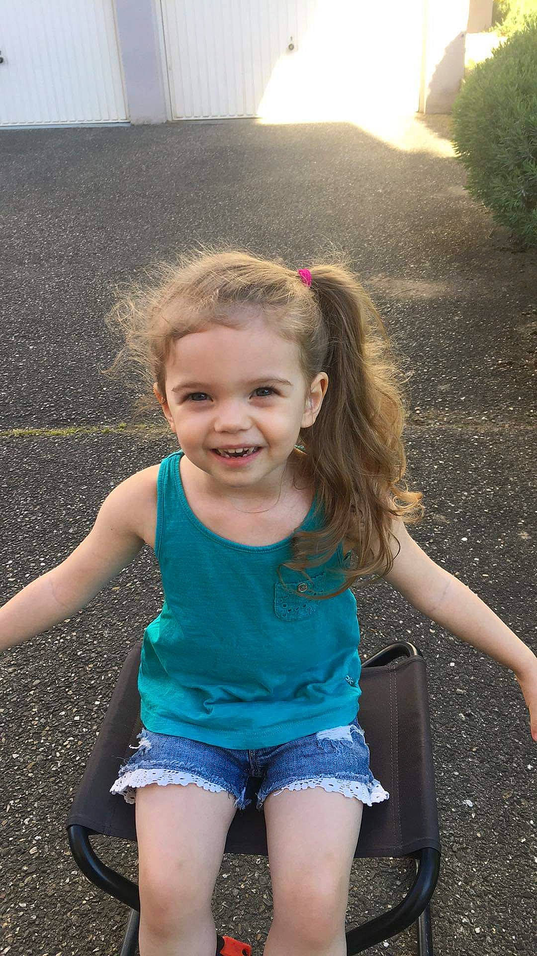 Aniéla participe au concours pour gagner de l'argent avec cette photo : black, cool, eye, face, facial_expression, grass, hair, hairstyle, happy, jean_short, joy, light, organ, people_in_nature, person, photograph, pink, smile, standing, sunlight