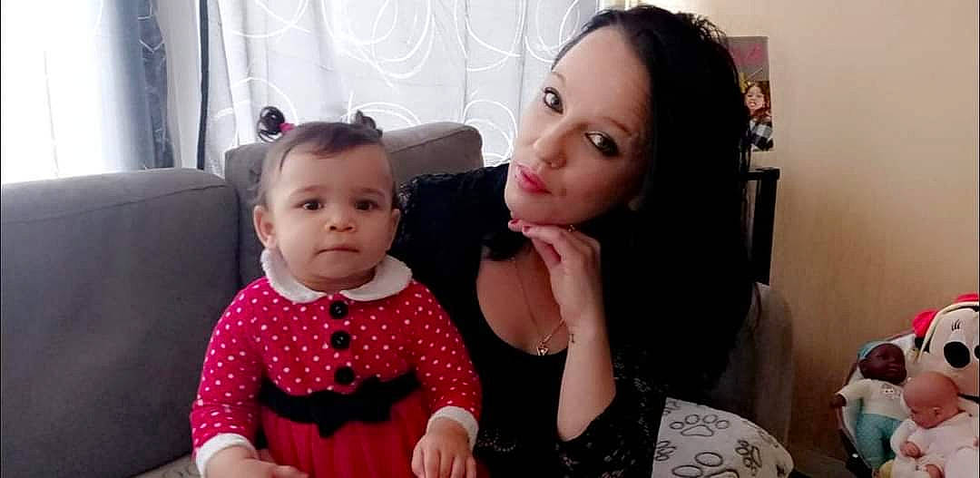 Théanna participe au concours pour gagner de l'argent avec cette photo : arm, baby, baby_toddler_clothing, blurred, cheek, curtain, dress, eyelash, face, facial_expression, finger, fun, gesture, hair, hand, happy, head, lip, person, pink