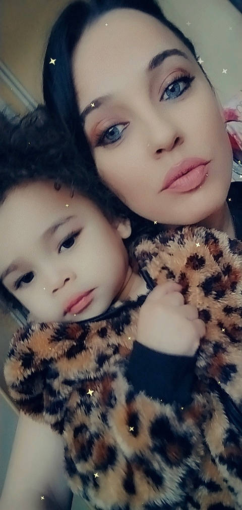 Théanna a rejoint le concours — aidez-le/la à gagner de superbes lots ! cheek, chin, eye, eye_liner, eyebrow, eyelash, fashion, forehead, hair, happy, human, iris, jaw, lip, lipstick, nose, organ, person, skin, sleeve