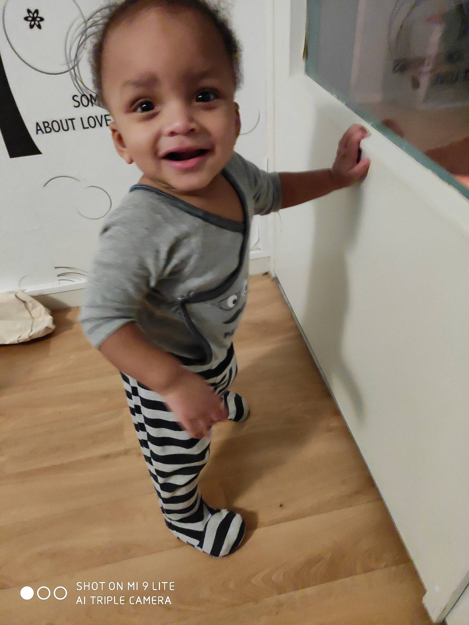 Yaël a rejoint le concours — aidez-le/la à gagner de superbes lots ! arm, baby, baby_toddler_clothing, child, floor, flooring, joint, leg, person, toddler