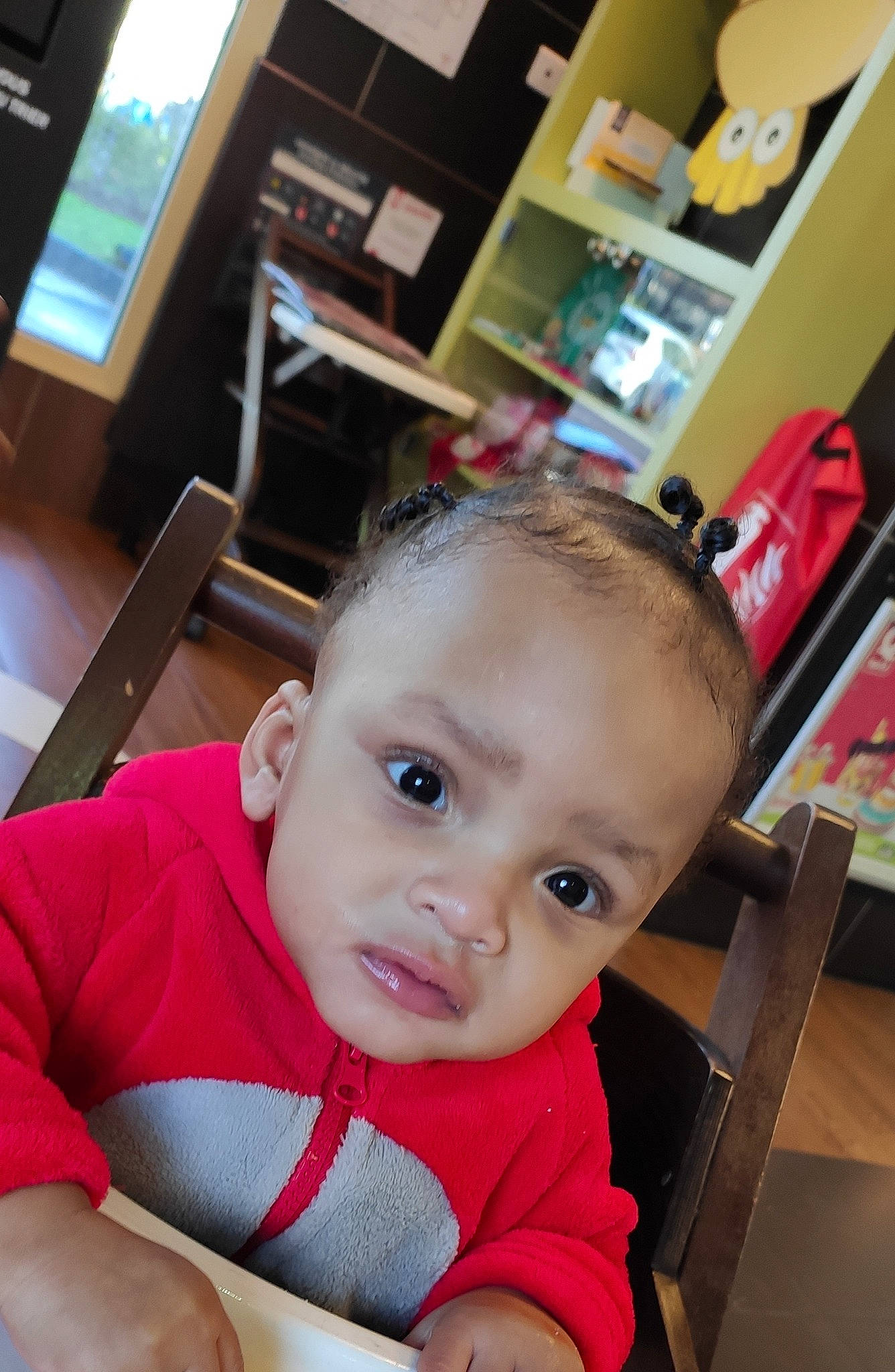 Yaël participe au concours pour gagner de l'argent avec cette photo : baby, cheek, child, ear, electronic_device, eye, face, forehead, head, lip, person, selfie, skin, smile, toddler