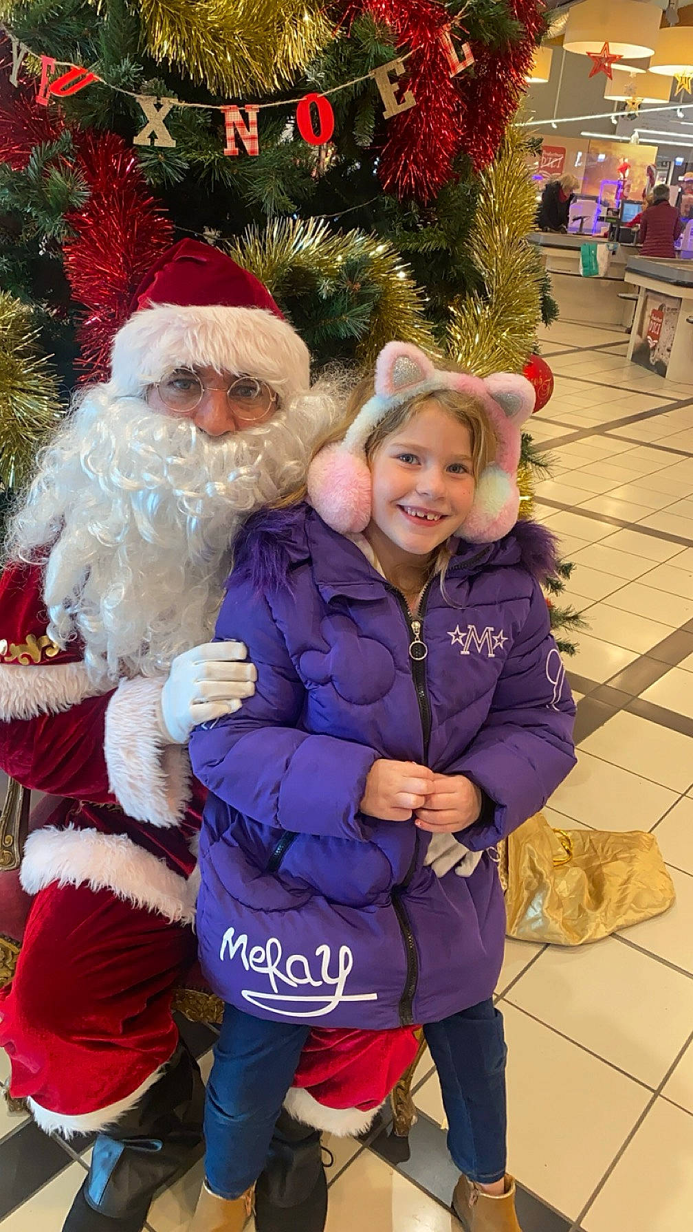 Eva participe au concours pour gagner de l'argent avec cette photo : beard, child, christmas, christmas_tree, event, face, facial_expression, fun, fur, happy, hat, holiday, joy, leisure, person, santa_claus, smile, standing, toddler, tree