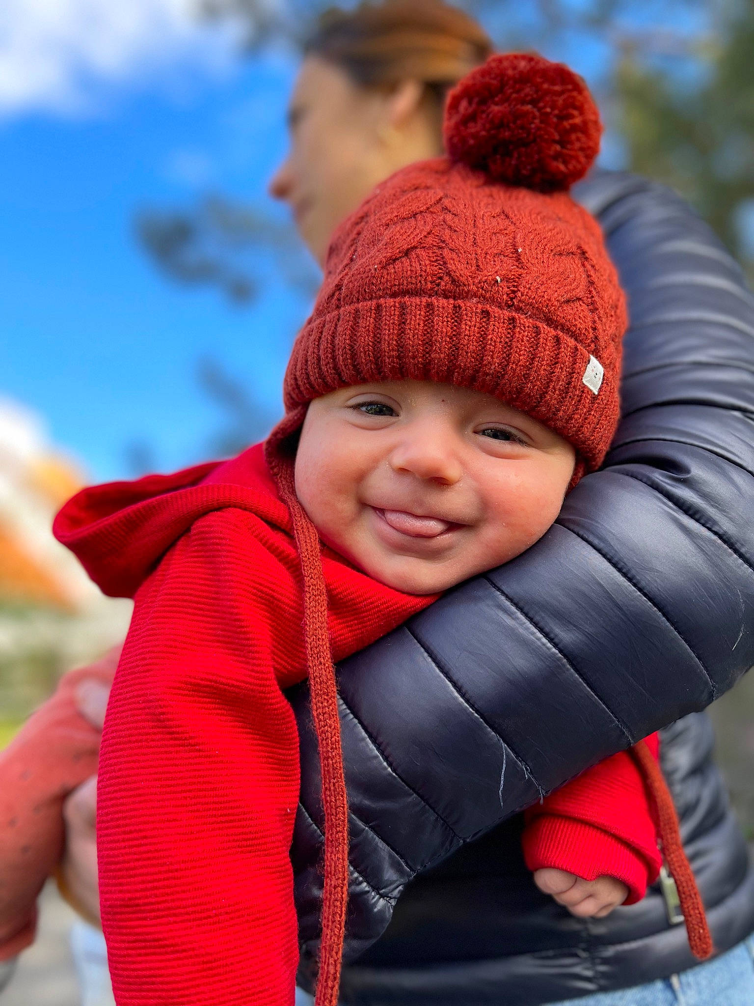 Miras a rejoint le concours — aidez-le/la à gagner de superbes lots ! beanie, cap, child, fashion_accessory, fun, happy, headwear, joy, knit_cap, leisure, people_in_nature, person, personal_protective_equipment, recreation, red, sky, smile, toddler, travel, tree