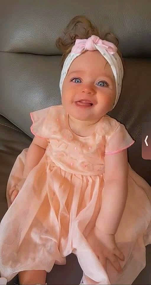 Kessy a rejoint le concours — aidez-le/la à gagner de superbes lots ! baby_toddler_clothing, bridal_accessory, cap, cheek, child, embellishment, eyebrow, fashion_accessory, hair_accessory, happy, headband, headgear, headpiece, headwear, jewellery, joy, lip, peach, person, pink