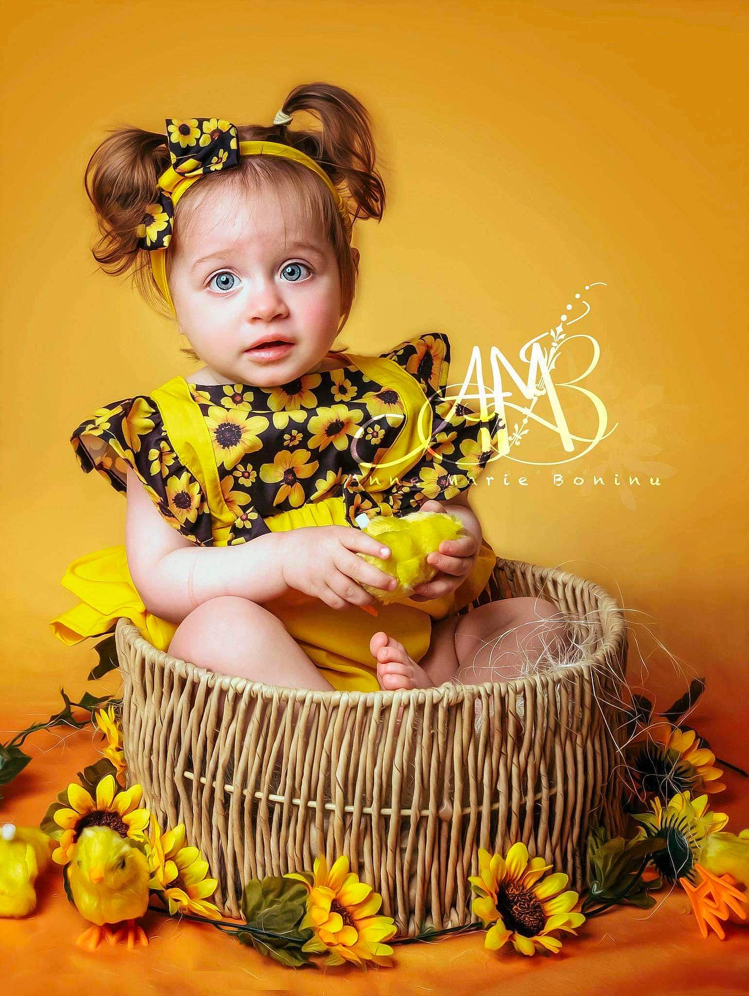 Kessy a rejoint le concours — aidez-le/la à gagner de superbes lots ! baby_toddler_clothing, cake, cake_decorating, child, dress, event, flash_photography, flower, flower_arranging, grass, happy, headpiece, jewellery, person, plant, sitting, sleeve, sugar_cake, sweetness, toddler