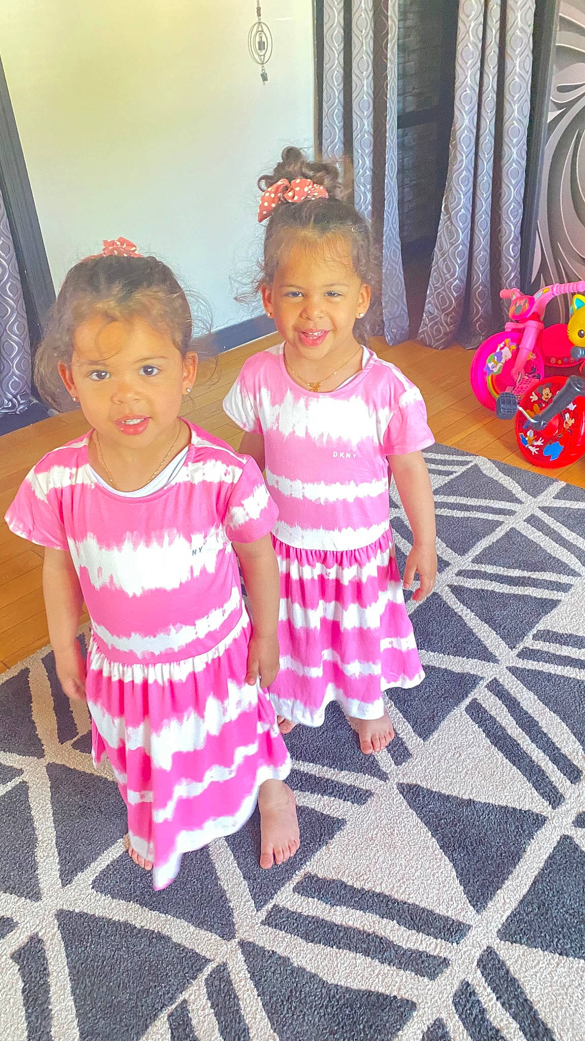 Sya Et Mya a rejoint le concours — aidez-le/la à gagner de superbes lots ! baby_toddler_clothing, child, curtain, event, facial_expression, fashion_design, flooring, fun, hairstyle, happy, human_body, joy, magenta, pattern, person, pink, room, sitting, skin, sleeve