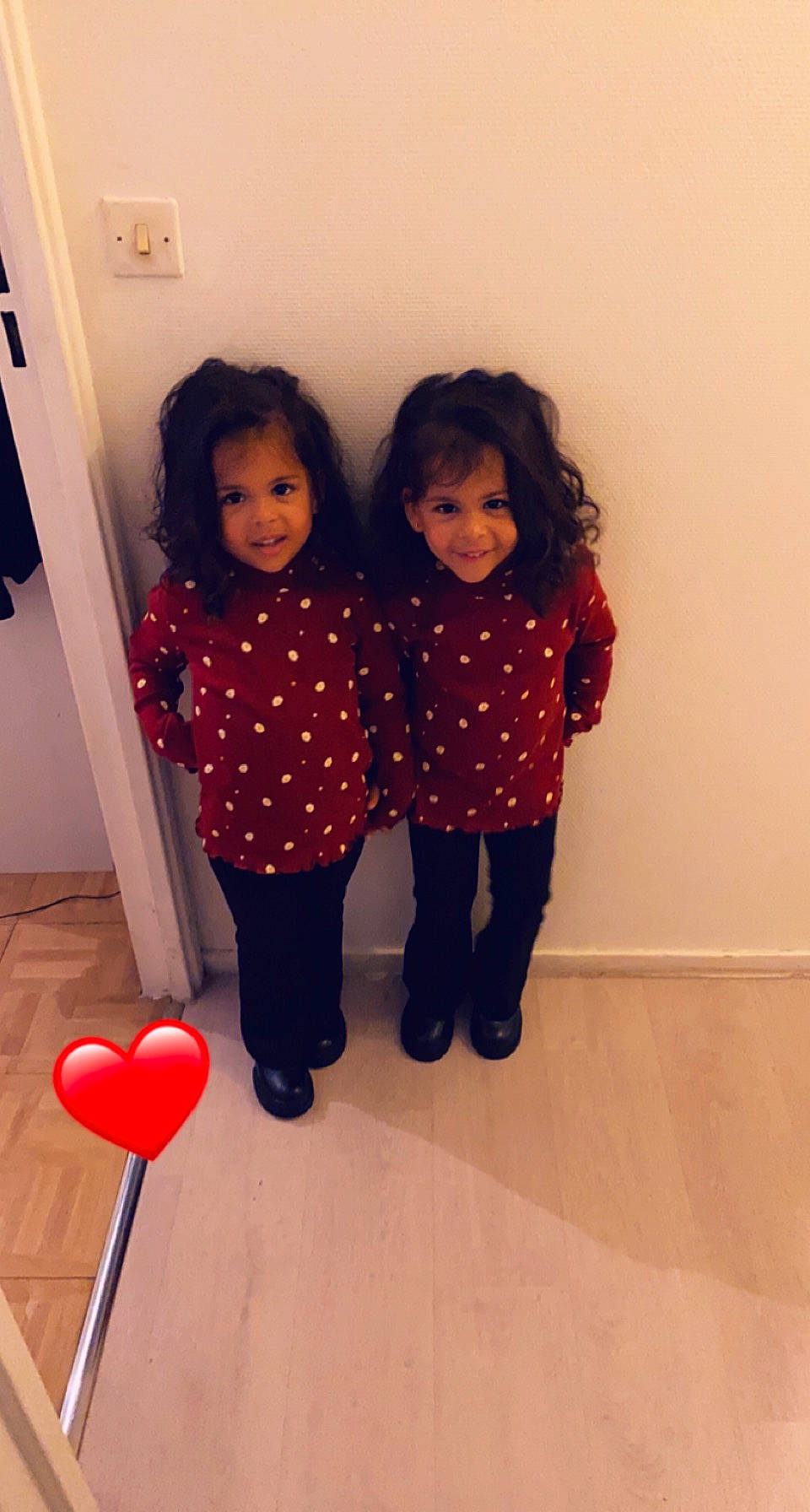 Sya Et Mya participe au concours pour gagner de l'argent avec cette photo : baby_toddler_clothing, balloon, child, event, floor, flooring, fun, happy, human_body, human_leg, jeans, joy, knee, leg, party_supply, pattern, person, room, sleeve, smile