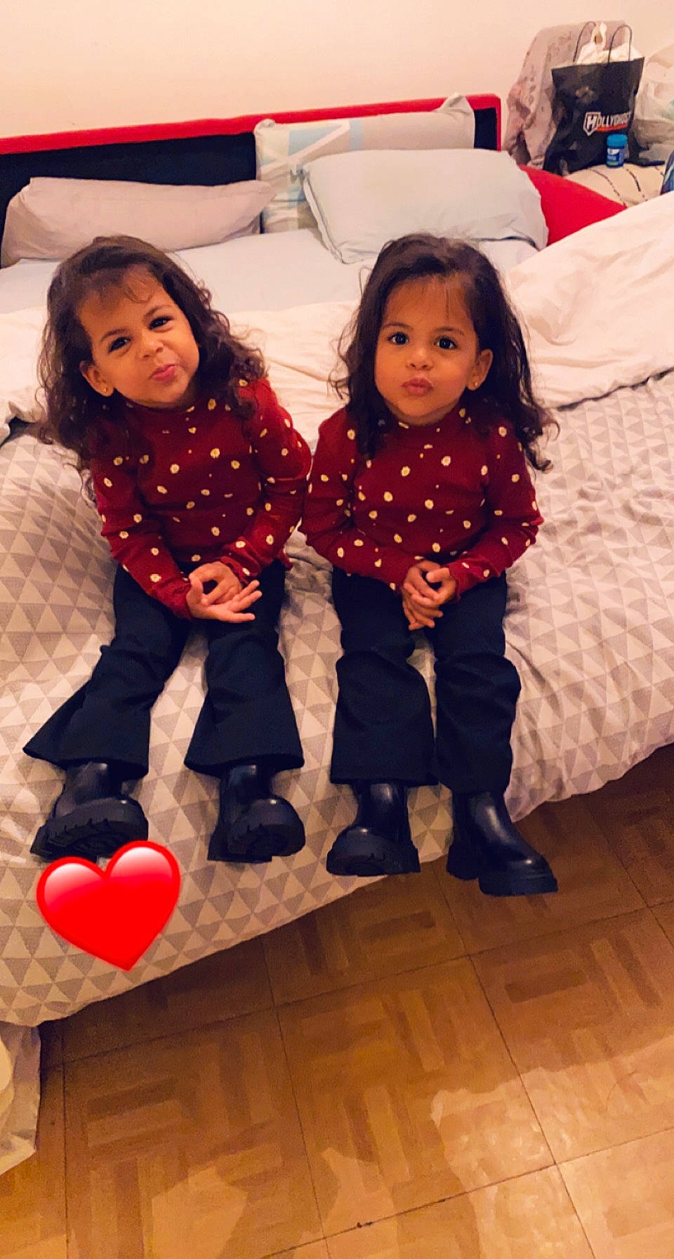 Sya Et Mya participe au concours pour gagner de l'argent avec cette photo : comfort, eye, face, facial_expression, fashion, floor, flooring, fun, happy, head, human, interaction, leg, organ, person, photograph, red, skin, sleeve, toddler