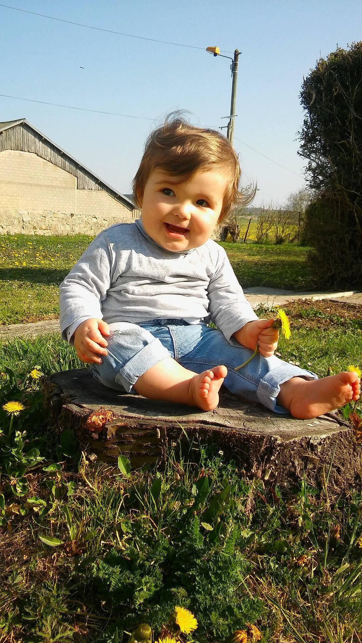 Nathan participe au concours pour gagner de l'argent avec cette photo : child, fun, grass, grass_family, happy, lawn, meadow, person, plant, play, sitting, smile, toddler