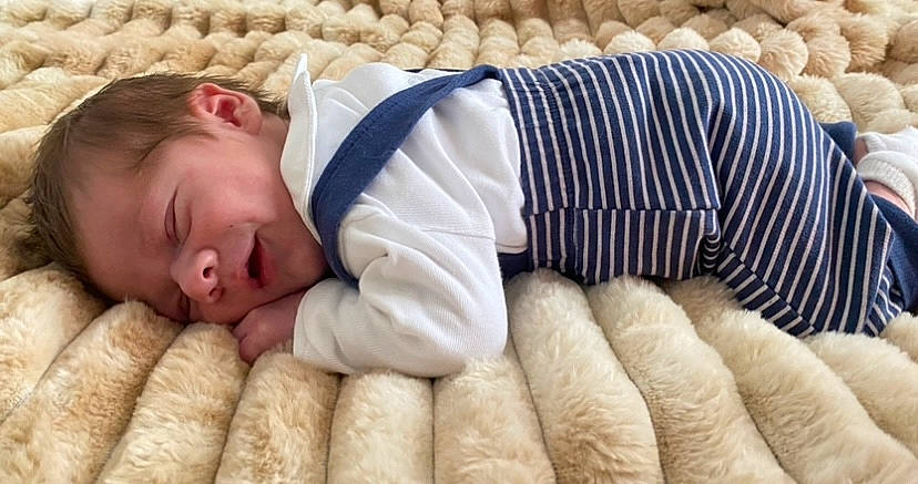 Angelo participe au concours pour gagner de l'argent avec cette photo : baby, baby_sleeping, baby_toddler_clothing, bedding, bedtime, child, comfort, face, fur, gesture, linens, mammal, person, product, room, skin, sleeve, textile, toddler, vertebrate