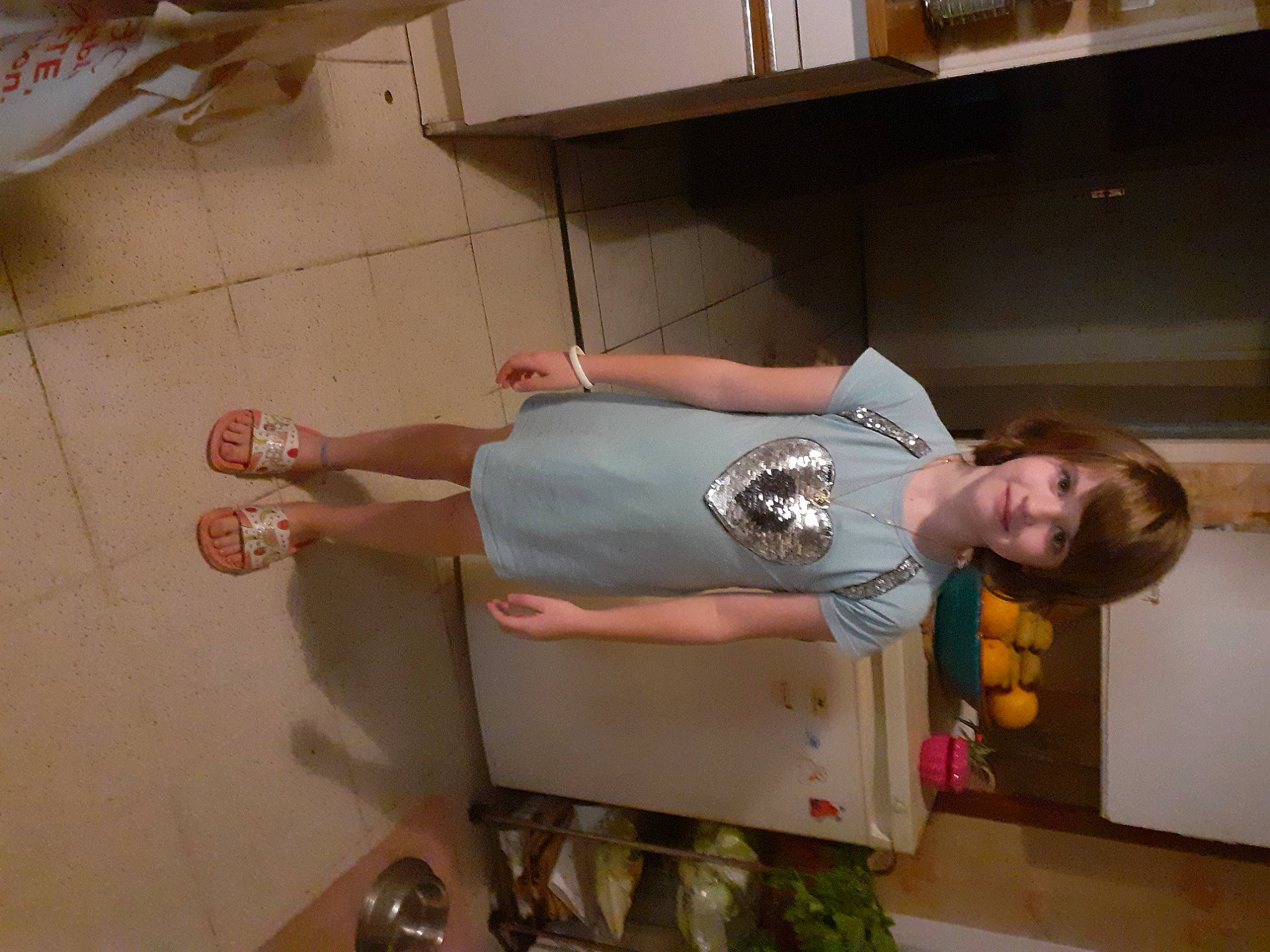 Coco participe au concours pour gagner de l'argent avec cette photo : comfort, cooking, elbow, flooring, foot, fun, human_leg, joy, knee, machine, person, room, sandal, smile, thigh, wrist