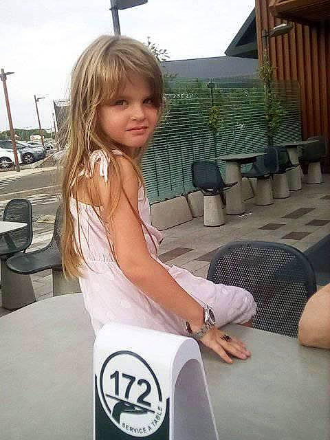 Coco a rejoint le concours — aidez-le/la à gagner de superbes lots ! blond, chair, eyewear, grass, hairstyle, human_leg, joint, knee, leisure, logo, muscle, person, plant, shoulder, sitting, sky, sportswear, street_fashion, t_shirt, table