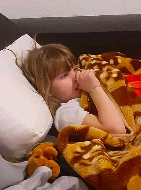 Coco participe au concours pour gagner de l'argent avec cette photo : baby, baby_sleeping, bed, bed_sheet, bedding, bedtime, child, comfort, fawn, fur, hug, linens, mammal, nap, person, room, stuffed_toy, textile, toddler, toy