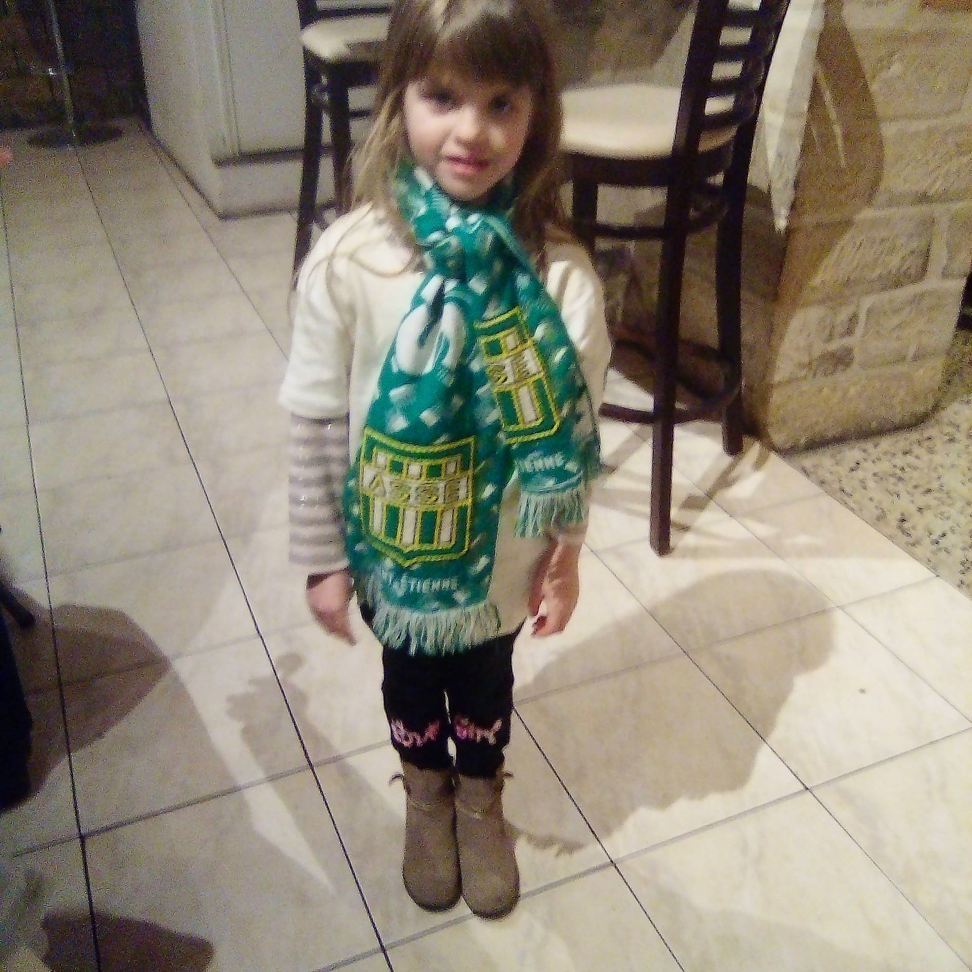 Coraline a rejoint le concours — aidez-le/la à gagner de superbes lots ! chair, child, fashion_design, floor, flooring, happy, human_leg, joy, knee, leg, leisure, pattern, person, selfie, shoe, sleeve, smile, street_fashion, t_shirt, thigh