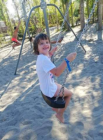 Coraline a rejoint le concours — aidez-le/la à gagner de superbes lots ! fun, joy, leisure, outdoor_play_equipment, person, plant, play, playground, public_space, recreation, rope, style, swing, tree, vacation