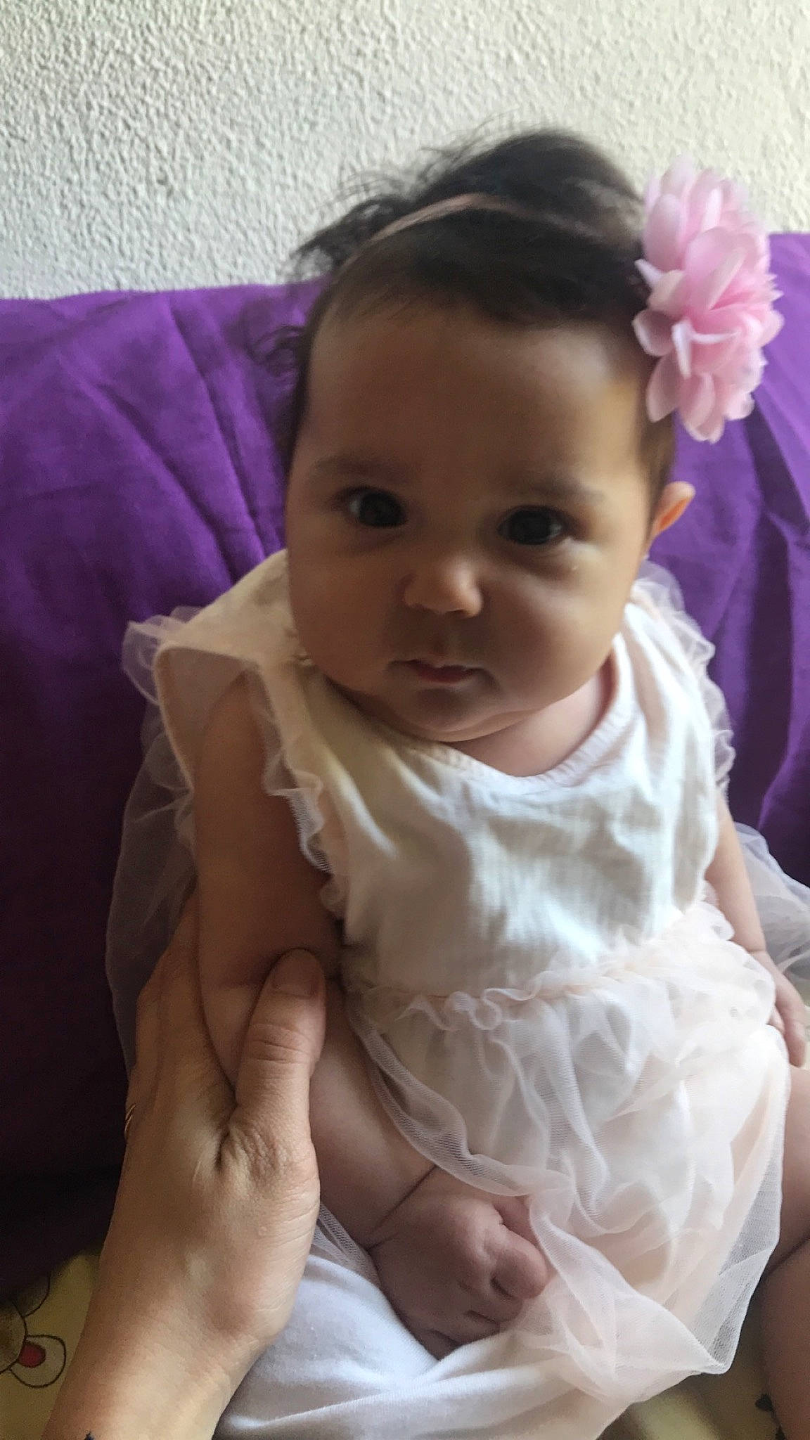 Hind participe au concours pour gagner de l'argent avec cette photo : baby, beauty, cheek, child, eye, eyebrow, face, forehead, hair, hair_accessory, hand, head, iris, lip, mouth, nose, person, pink, skin, smile