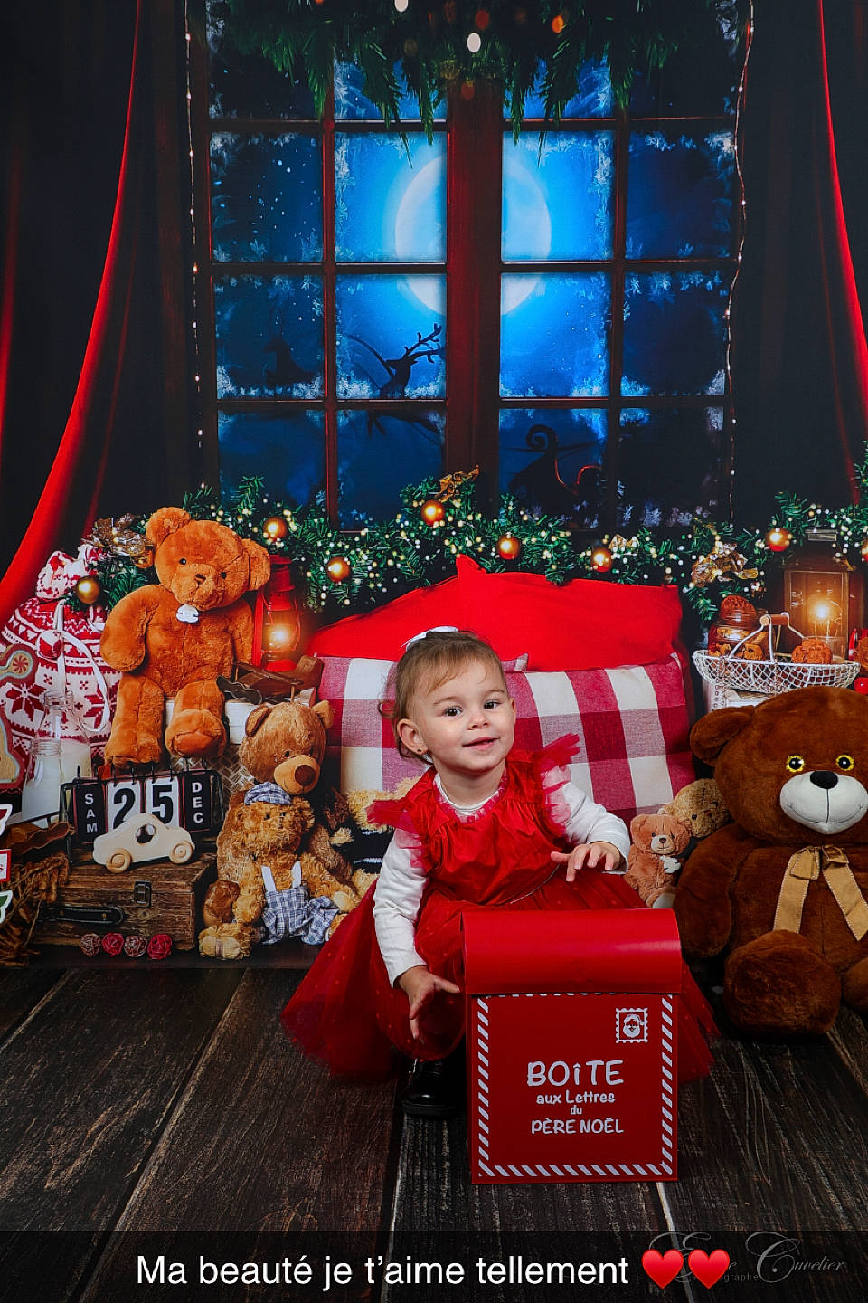 Lùna participe au concours pour gagner de l'argent avec cette photo : christmas, christmas_decoration, christmas_eve, christmas_lights, christmas_ornament, curtain, decoration, entertainment, event, holiday, interior_design, joy, leisure, ornament, performing_arts, person, public_event, room, toddler, tradition