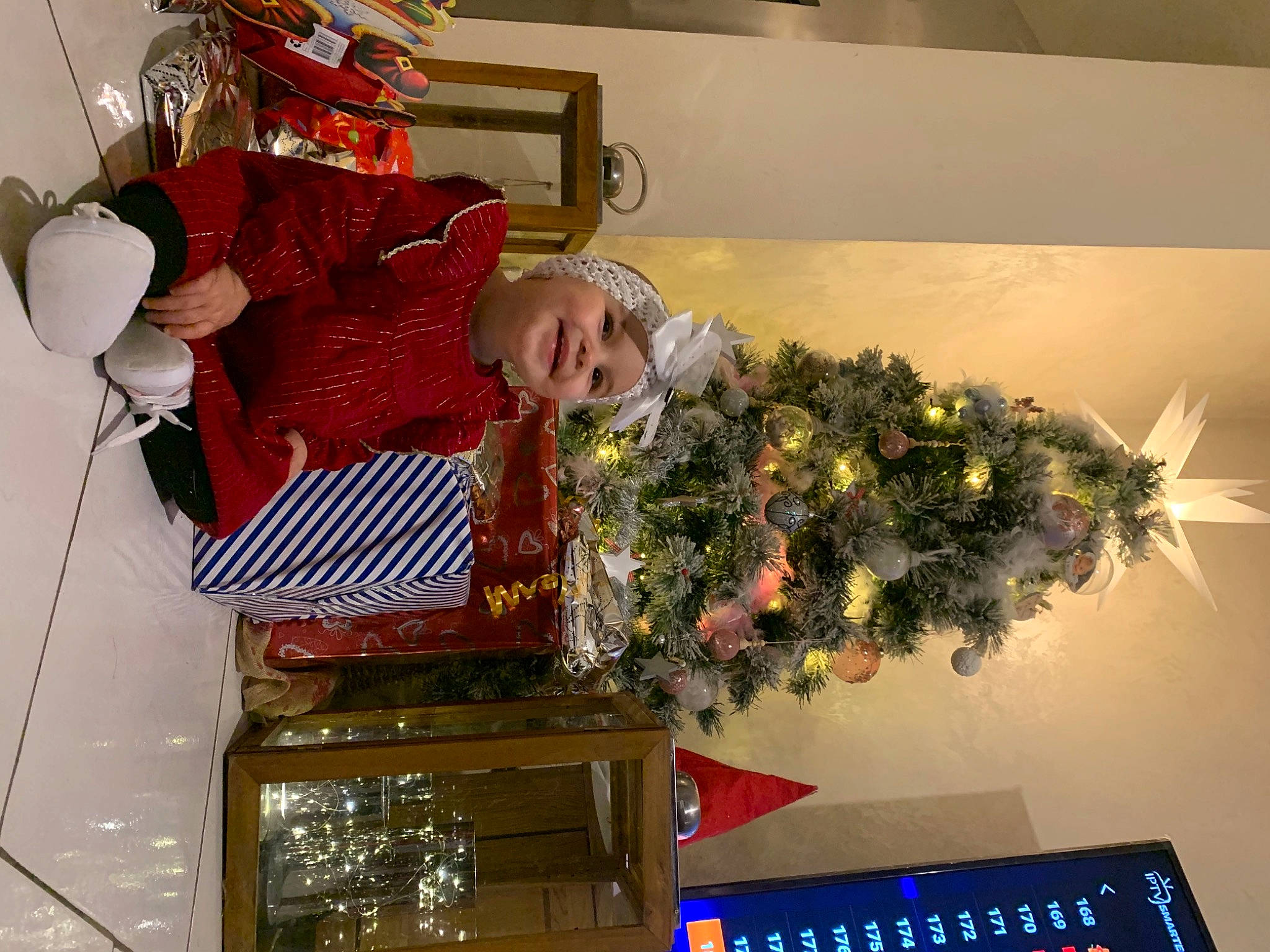 Lùna participe au concours pour gagner de l'argent avec cette photo : carmine, christmas, christmas_decoration, christmas_eve, christmas_ornament, christmas_tree, conifer, display_device, evergreen, fictional_character, fir, headwear, holiday, holiday_ornament, interior_design, joy, ornament, person, pine, pine_family